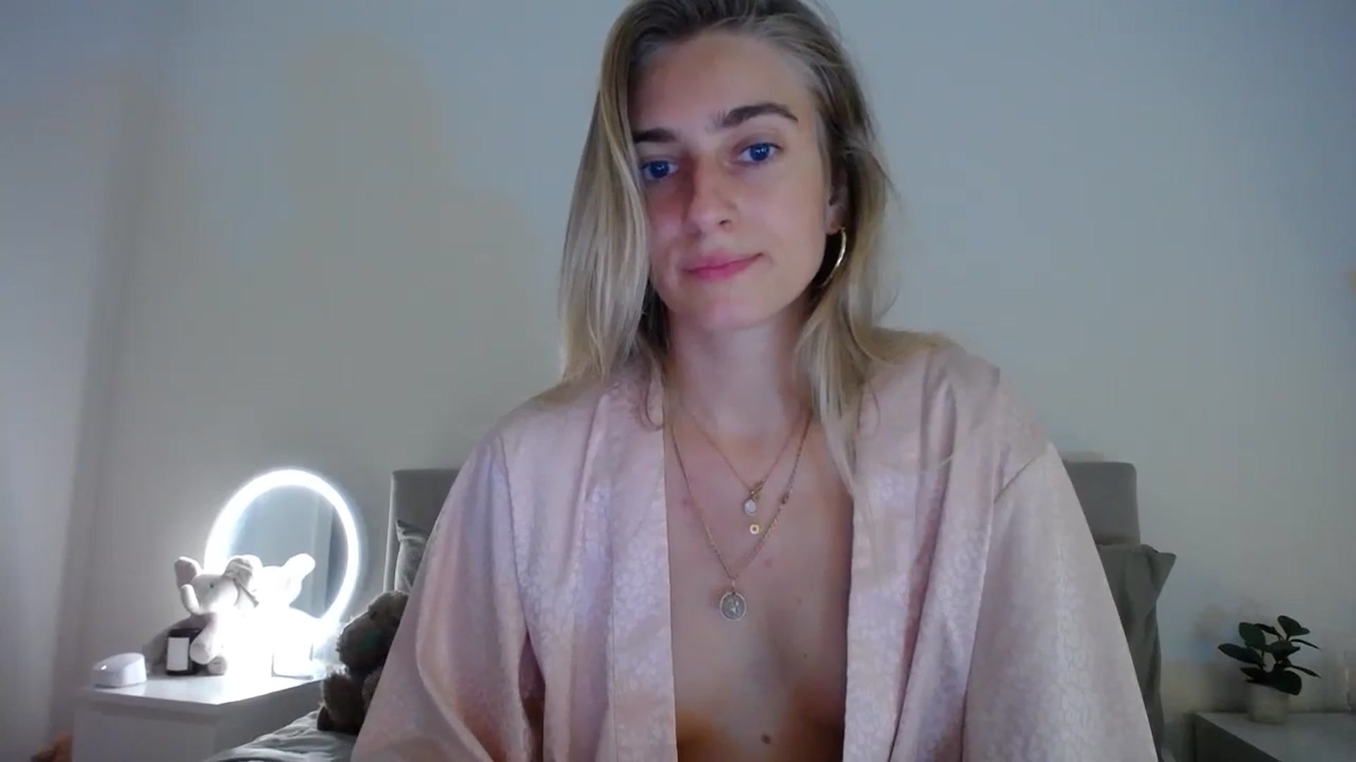 Gallery image thumbnail from Vodka_Queen's myfreecams stream on, 02/22/2024, 06:02 image 6 of 20