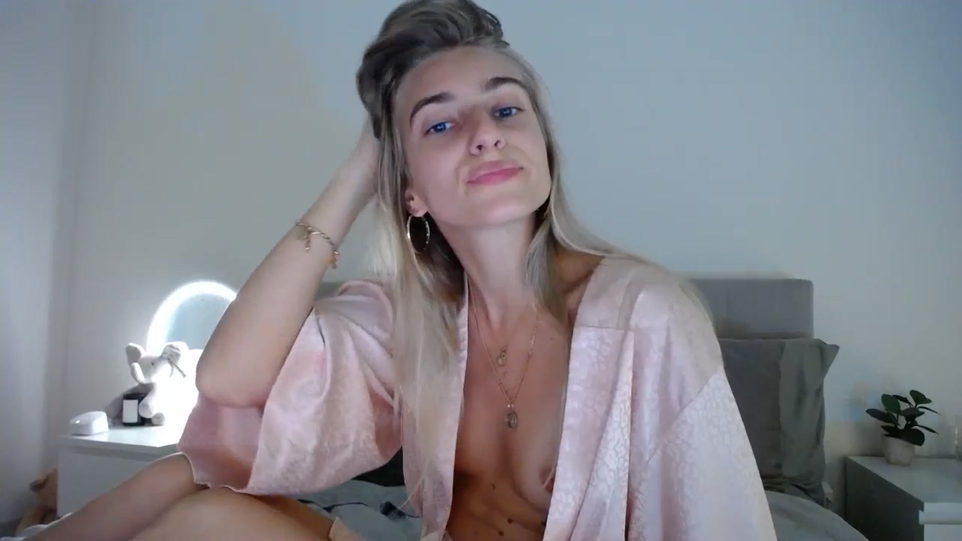 Gallery image thumbnail from Vodka_Queen's myfreecams stream on, 02/22/2024, 06:02 image 16 of 20