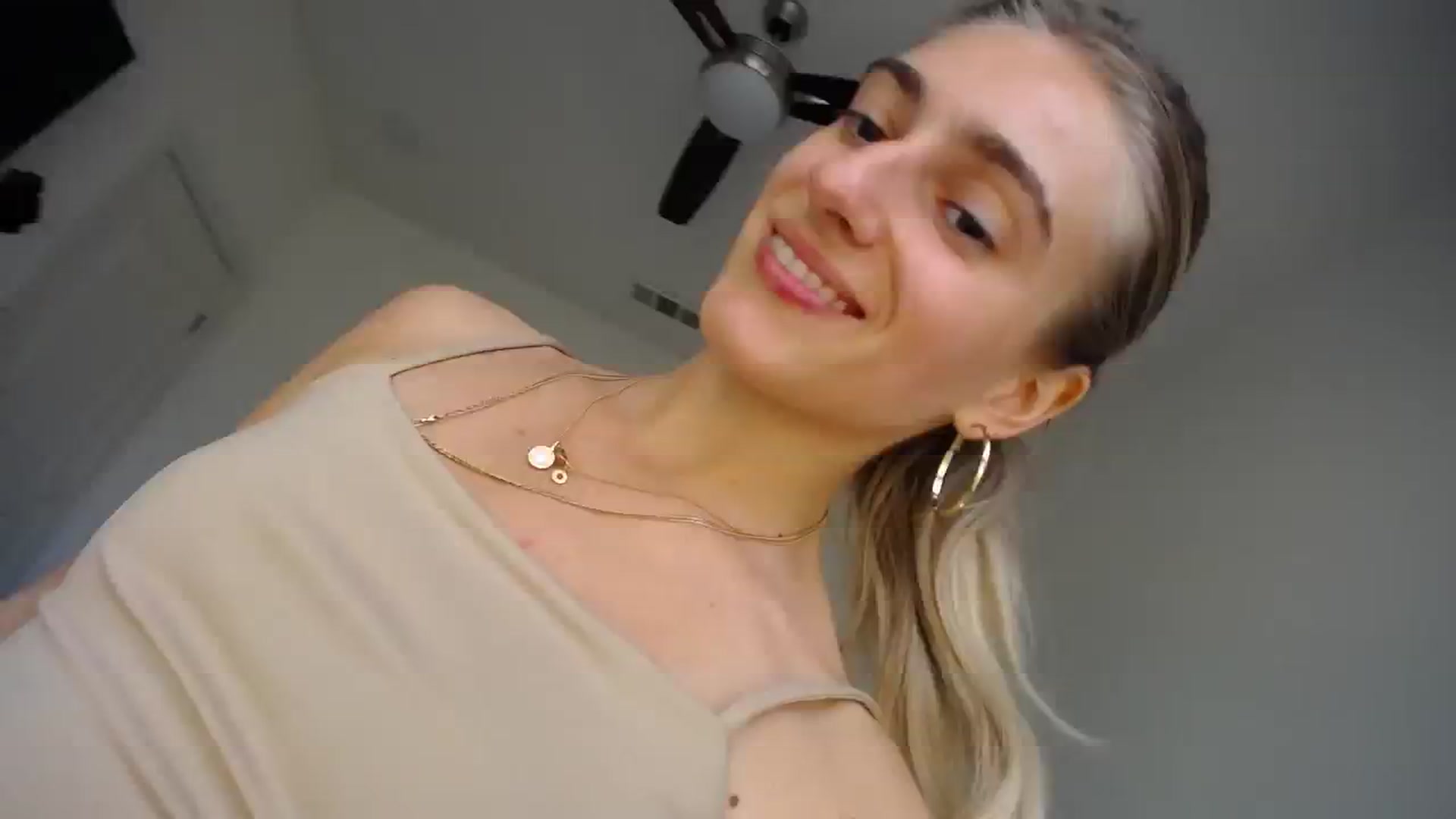 Gallery image thumbnail from Vodka_Queen's myfreecams stream on, 02/26/2024, 24:38 image 12 of 20