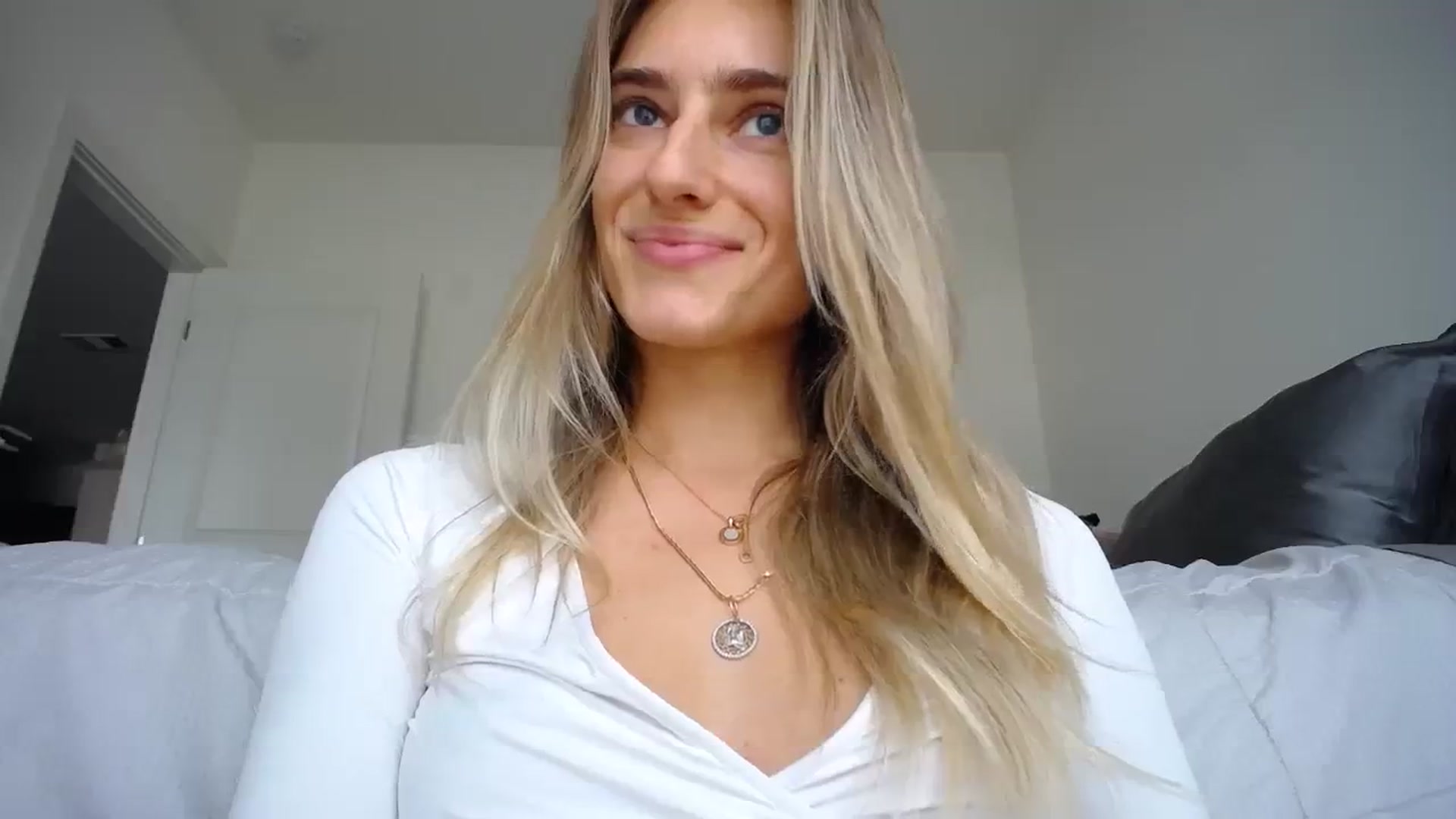 Gallery image thumbnail from Vodka_Queen's myfreecams stream on, 03/02/2024, 18:57 image 13 of 20