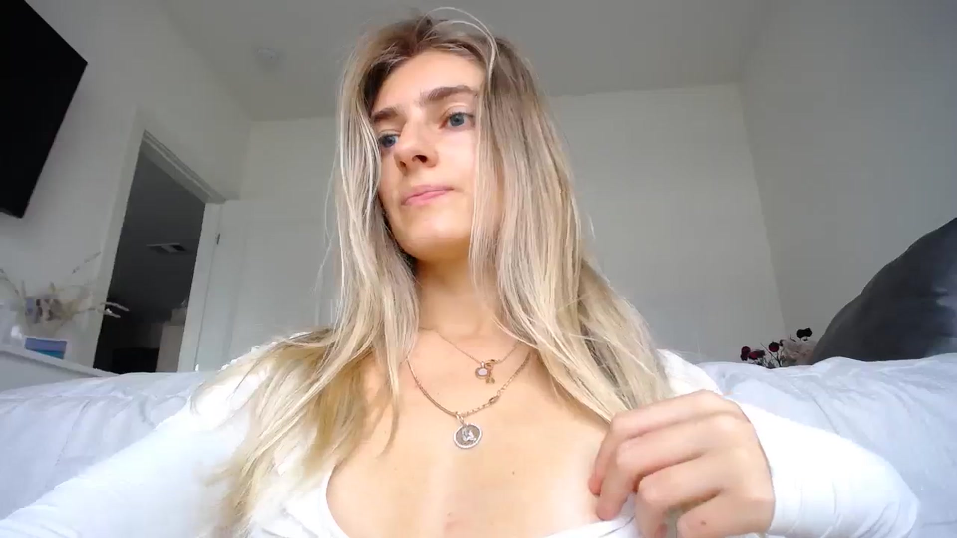 Gallery image thumbnail from Vodka_Queen's myfreecams stream on, 03/02/2024, 18:57 image 12 of 20