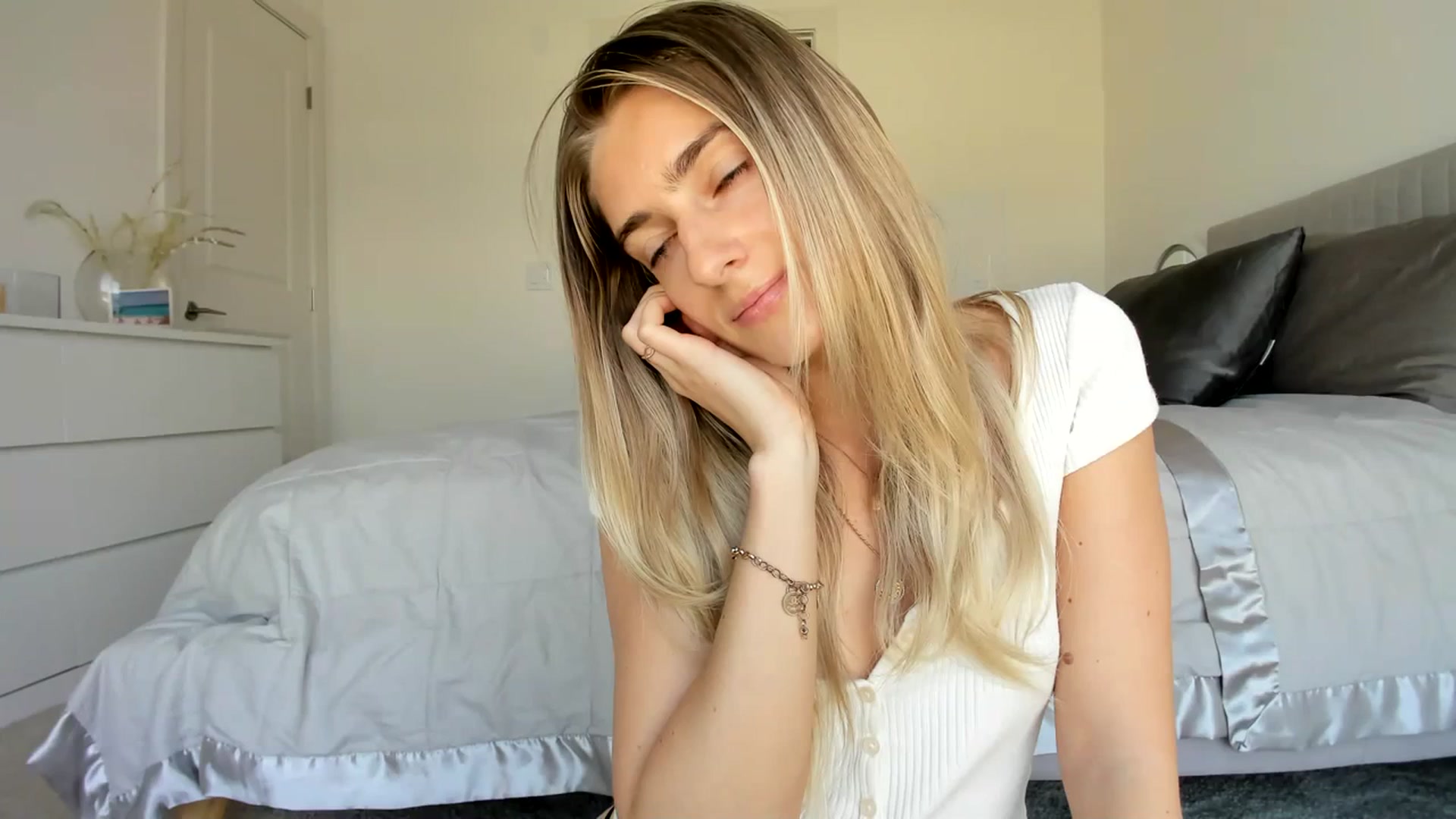 Gallery image thumbnail from Vodka_Queen's myfreecams stream on, 03/09/2024, 23:50 image 19 of 20