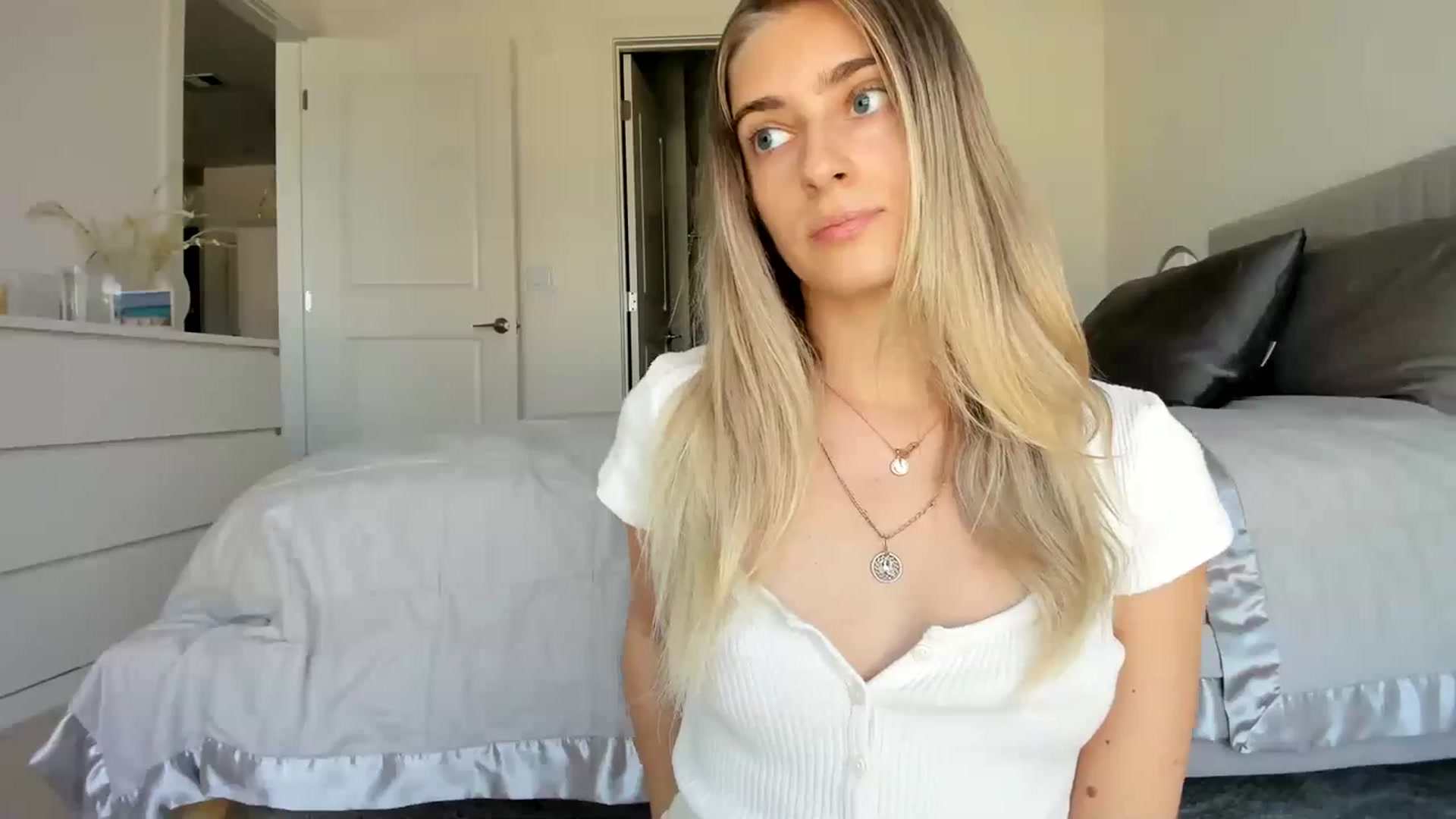 Gallery image thumbnail from Vodka_Queen's myfreecams stream on, 03/09/2024, 23:50 image 17 of 20