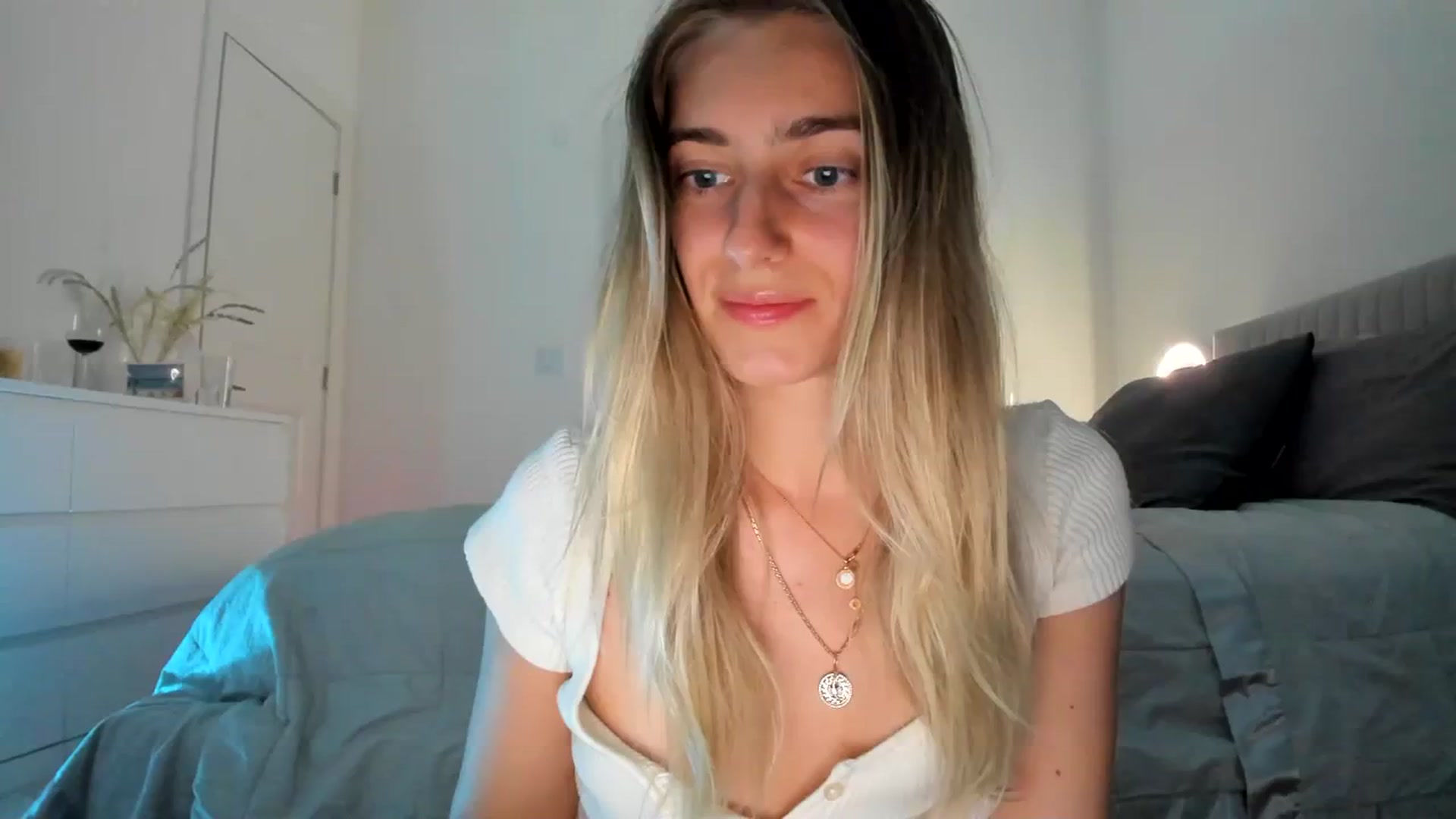 Gallery image thumbnail from Vodka_Queen's myfreecams stream on, 03/10/2024, 04:36 image 1 of 20