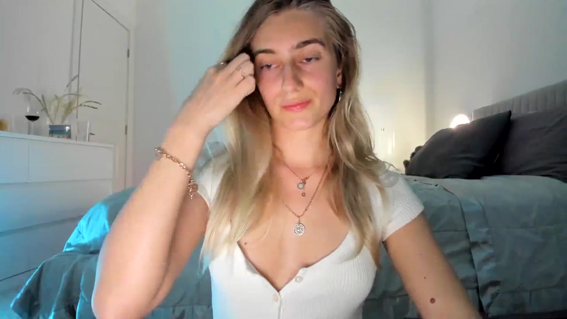 Gallery image thumbnail from Vodka_Queen's myfreecams stream on, 03/10/2024, 04:36 image 15 of 20