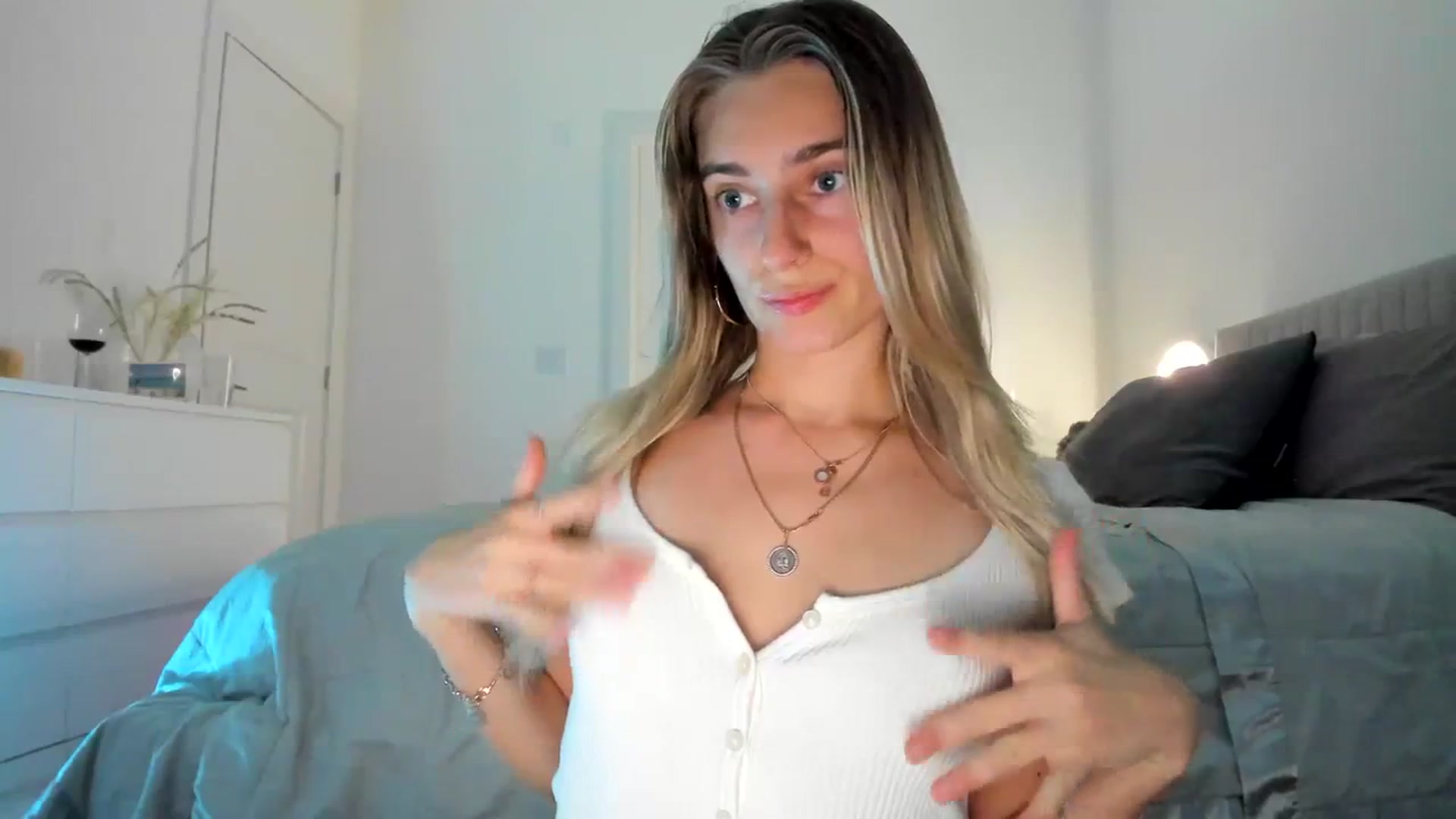 Gallery image thumbnail from Vodka_Queen's myfreecams stream on, 03/10/2024, 04:36 image 5 of 20