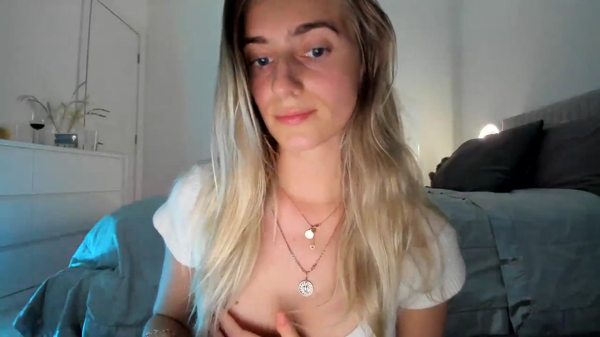 Gallery image thumbnail from Vodka_Queen's myfreecams stream on, 03/10/2024, 04:36 image 16 of 20