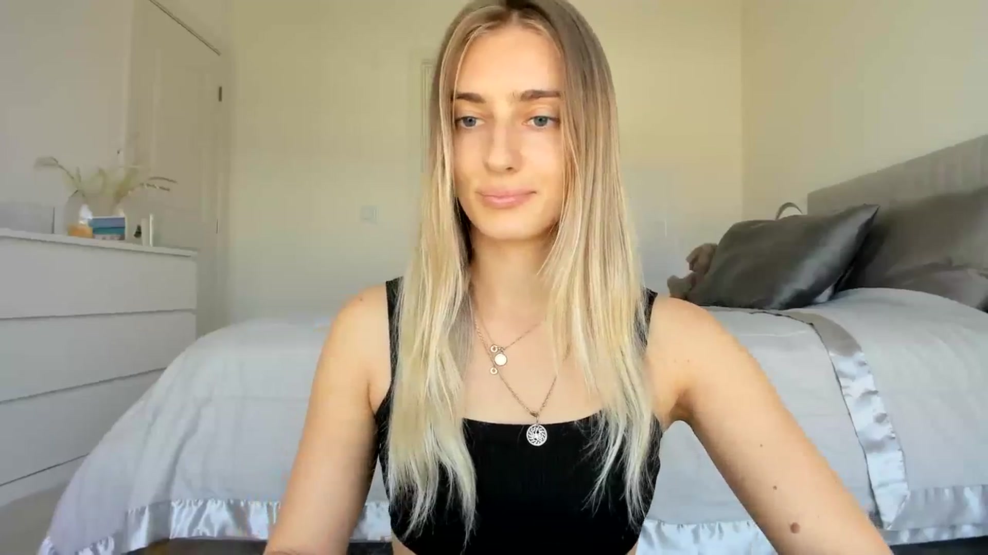 Gallery image thumbnail from Vodka_Queen's myfreecams stream on, 03/14/2024, 23:40 image 16 of 20