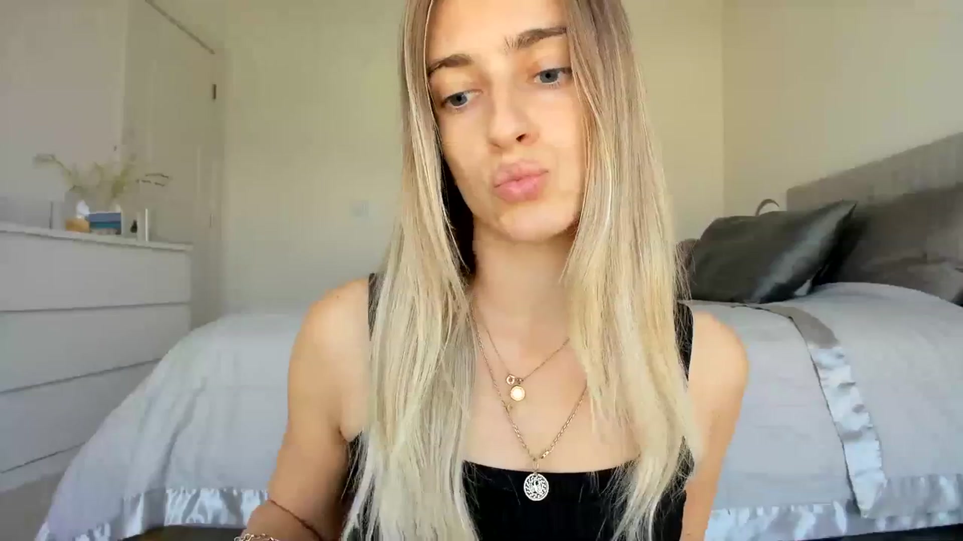 Gallery image thumbnail from Vodka_Queen's myfreecams stream on, 03/14/2024, 23:40 image 13 of 20