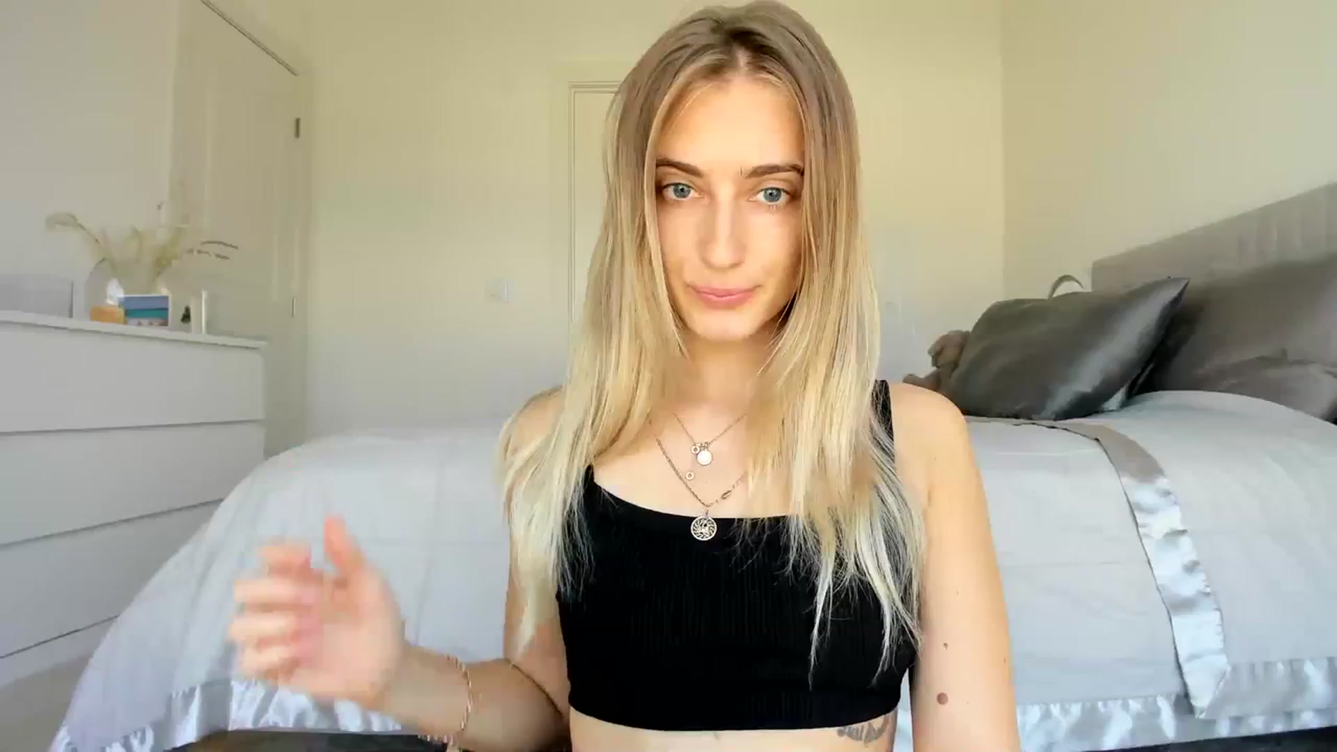 Gallery image thumbnail from Vodka_Queen's myfreecams stream on, 03/14/2024, 23:40 image 9 of 20