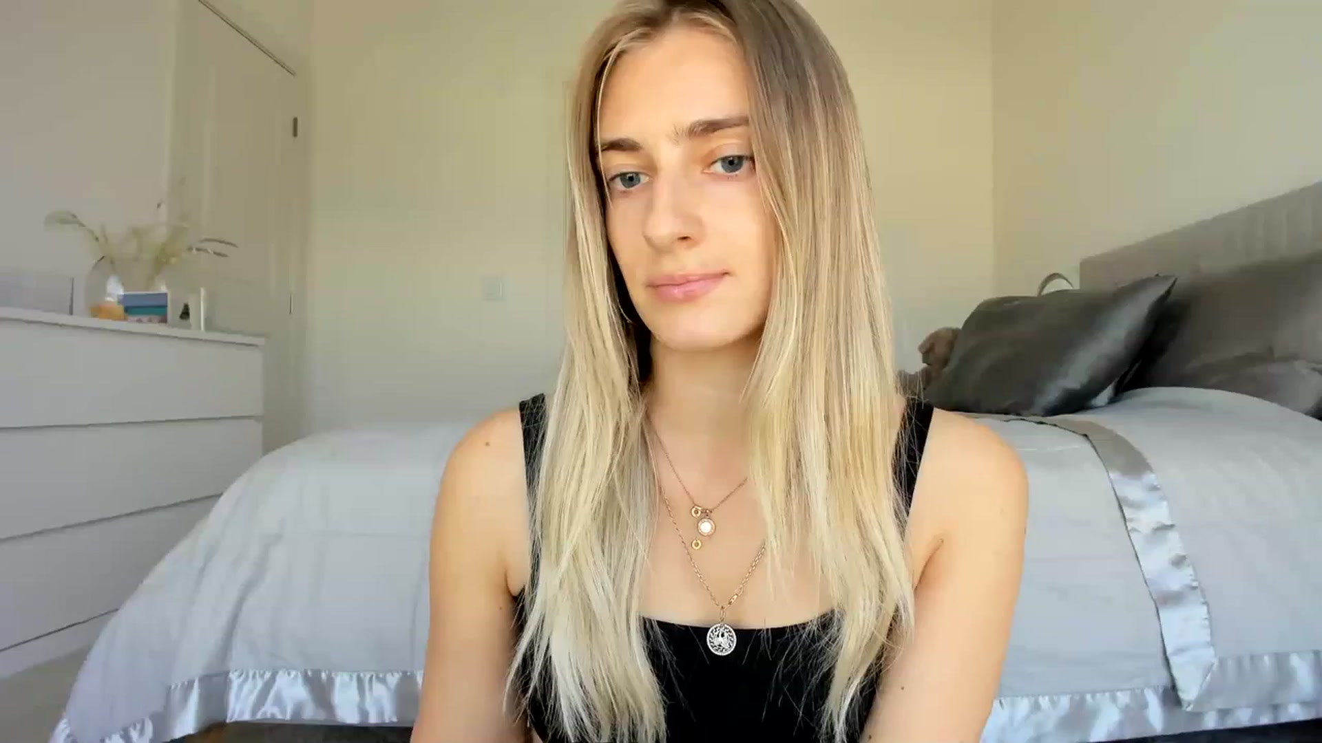 Gallery image thumbnail from Vodka_Queen's myfreecams stream on, 03/14/2024, 23:40 image 12 of 20
