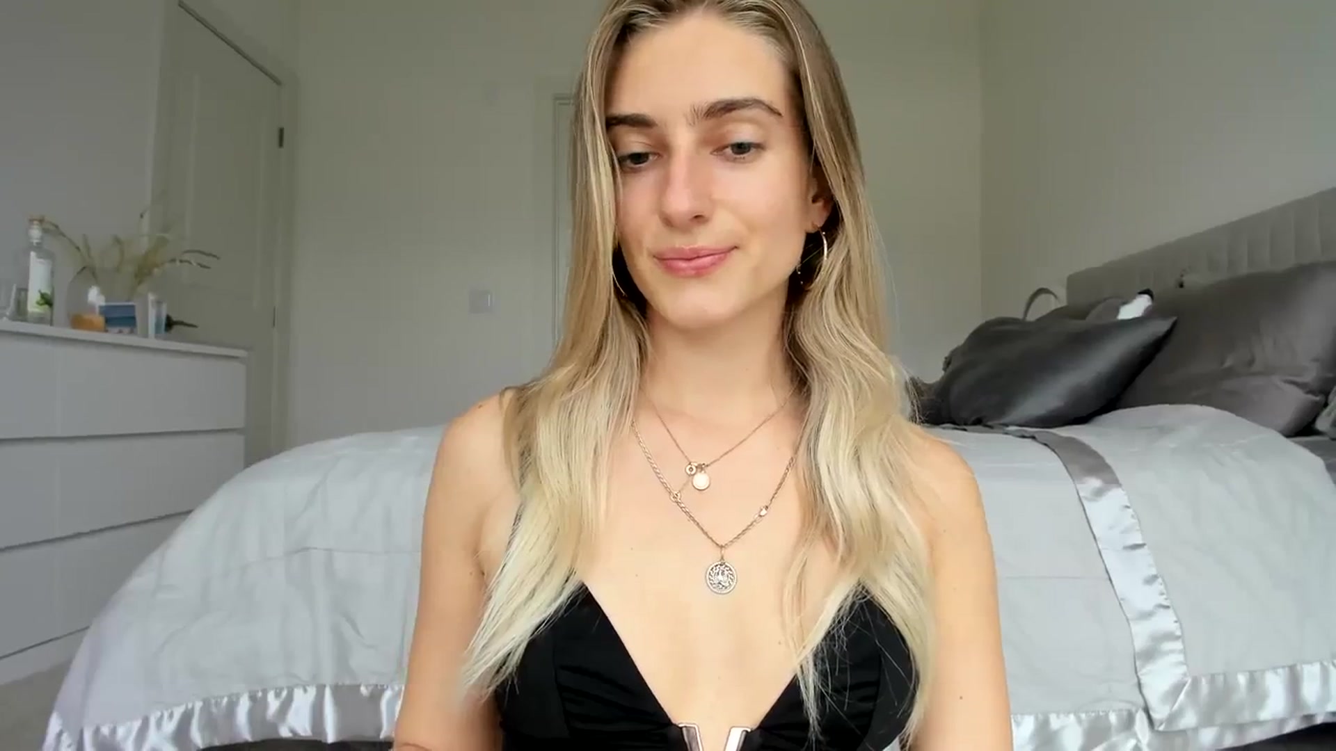 Gallery image thumbnail from Vodka_Queen's myfreecams stream on, 03/15/2024, 23:33 image 19 of 20