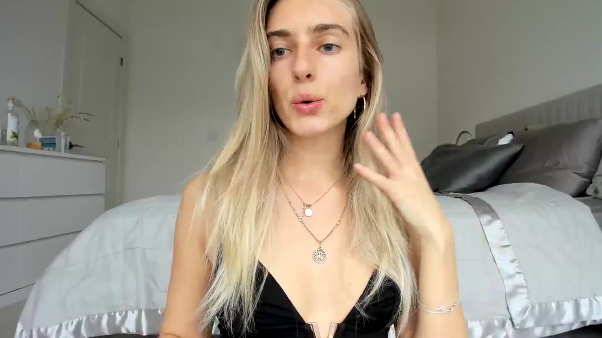 Gallery image thumbnail from Vodka_Queen's myfreecams stream on, 03/15/2024, 23:33 image 15 of 20
