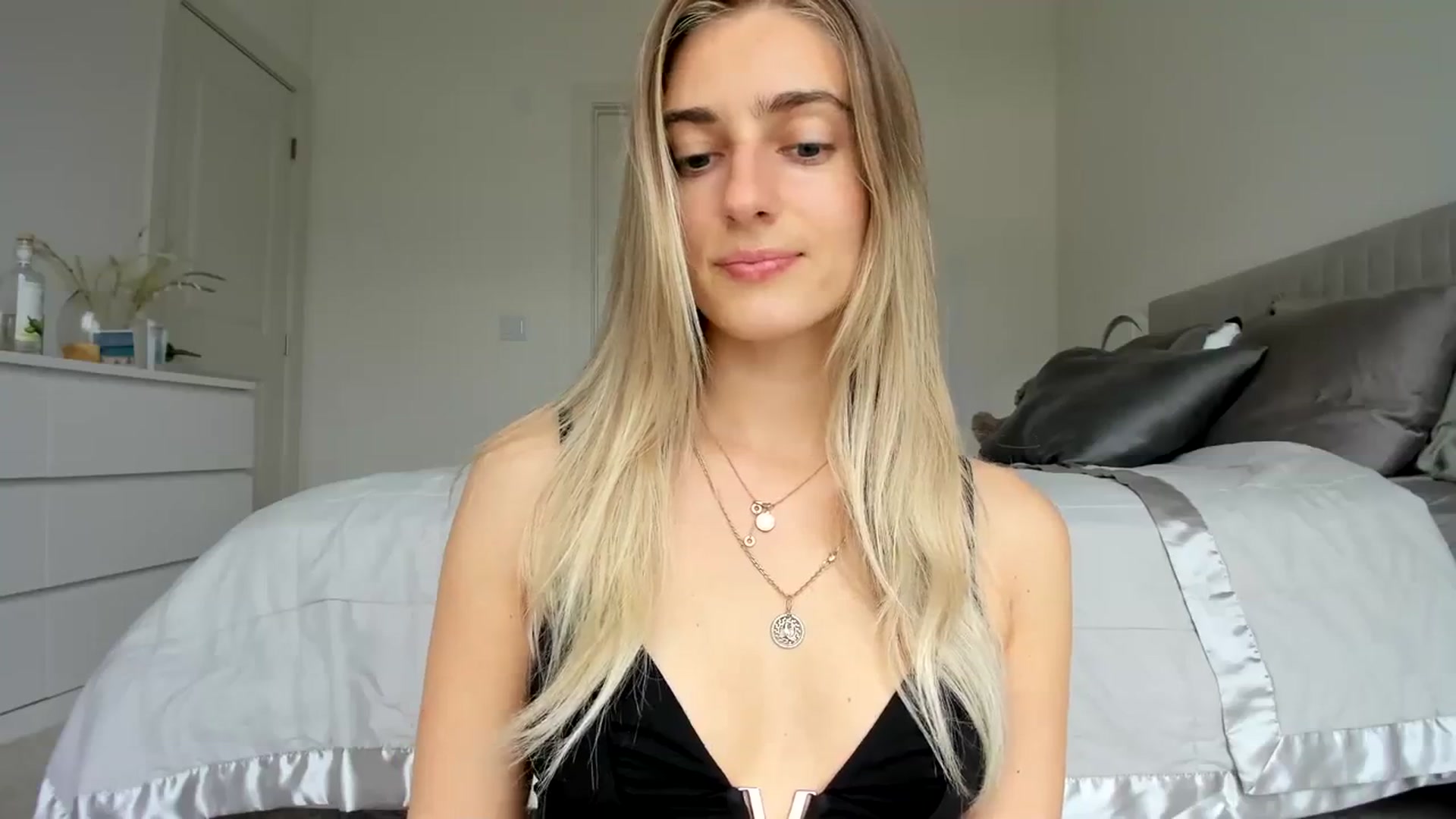 Gallery image thumbnail from Vodka_Queen's myfreecams stream on, 03/15/2024, 23:33 image 17 of 20