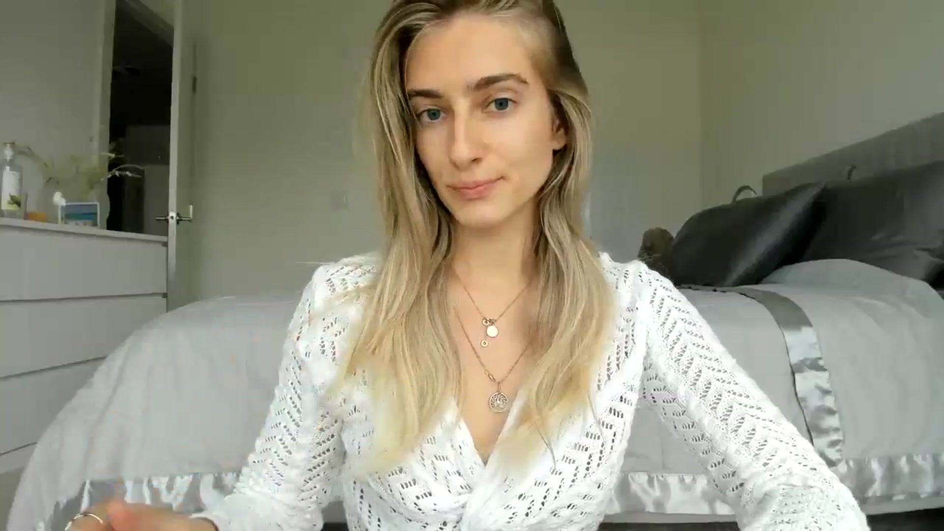 Gallery image thumbnail from Vodka_Queen's myfreecams stream on, 03/17/2024, 24:38 image 3 of 20