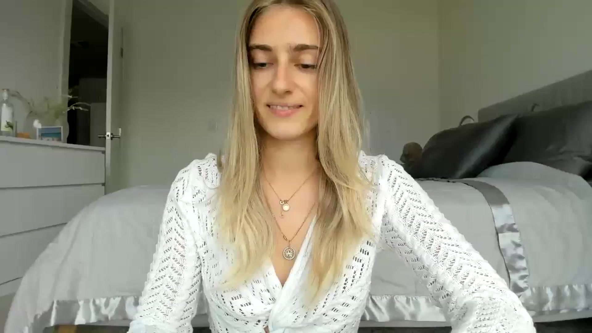 Gallery image thumbnail from Vodka_Queen's myfreecams stream on, 03/17/2024, 24:38 image 1 of 20