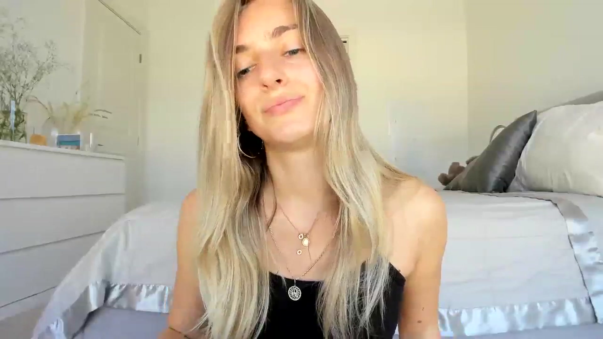 Gallery image thumbnail from Vodka_Queen's myfreecams stream on, 03/28/2024, 21:54 image 14 of 20