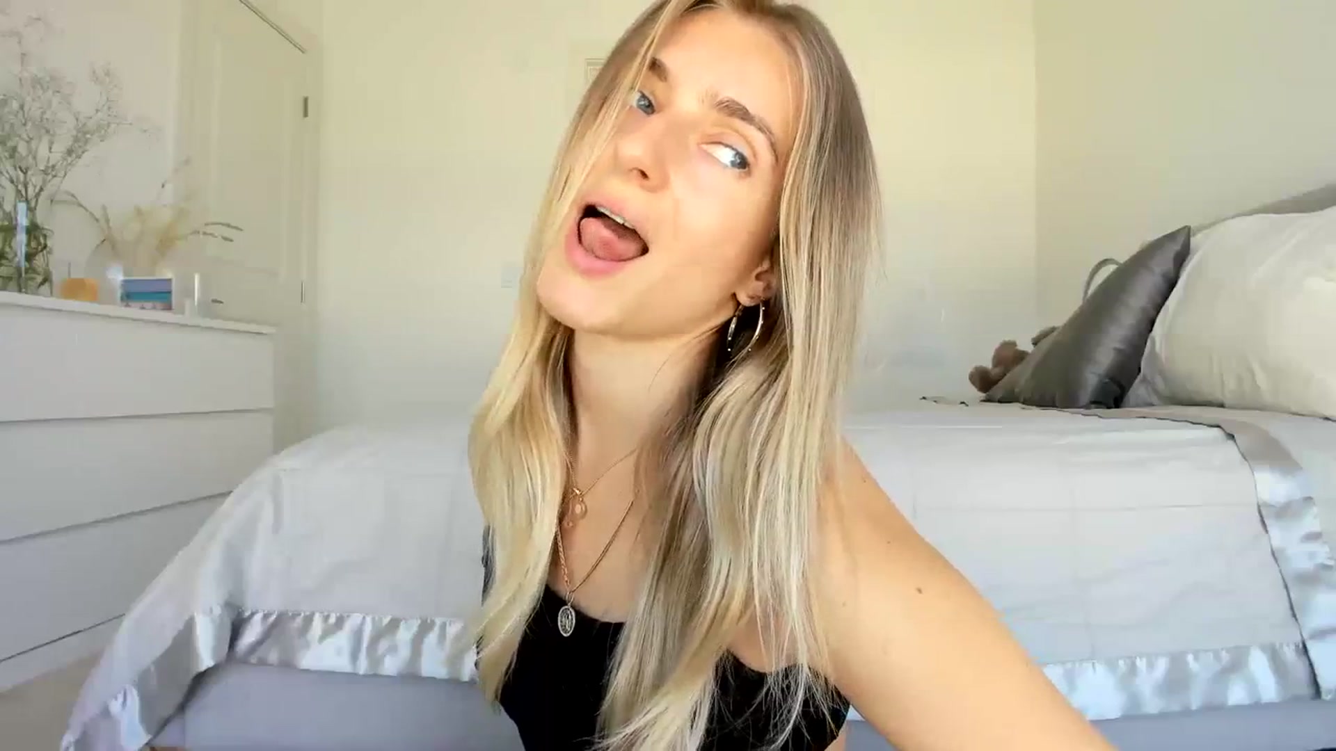 Gallery image thumbnail from Vodka_Queen's myfreecams stream on, 03/28/2024, 21:54 image 6 of 20