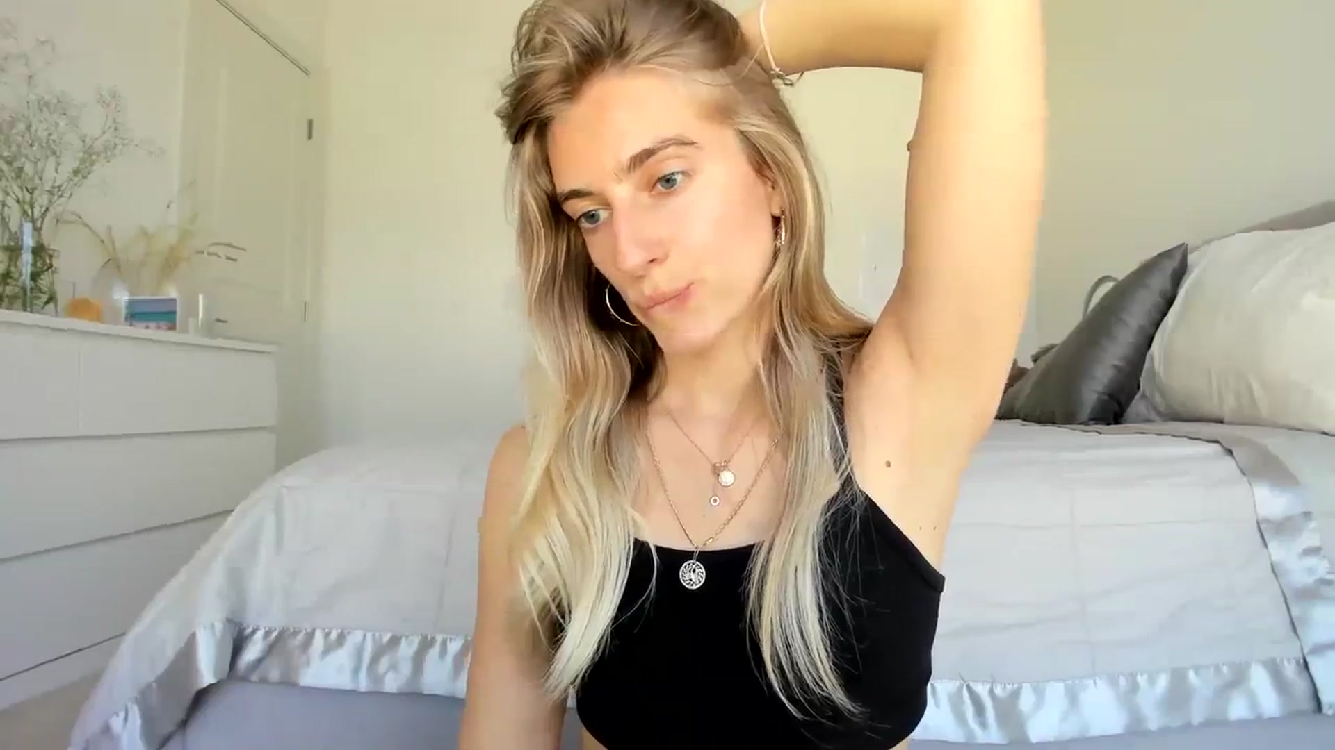 Gallery image thumbnail from Vodka_Queen's myfreecams stream on, 03/28/2024, 21:54 image 13 of 20