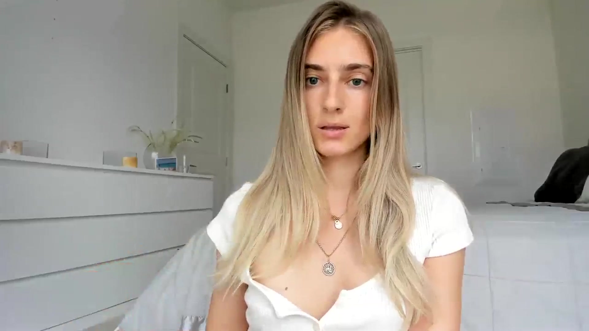 Gallery image thumbnail from Vodka_Queen's myfreecams stream on, 03/30/2024, 24:37 image 16 of 20