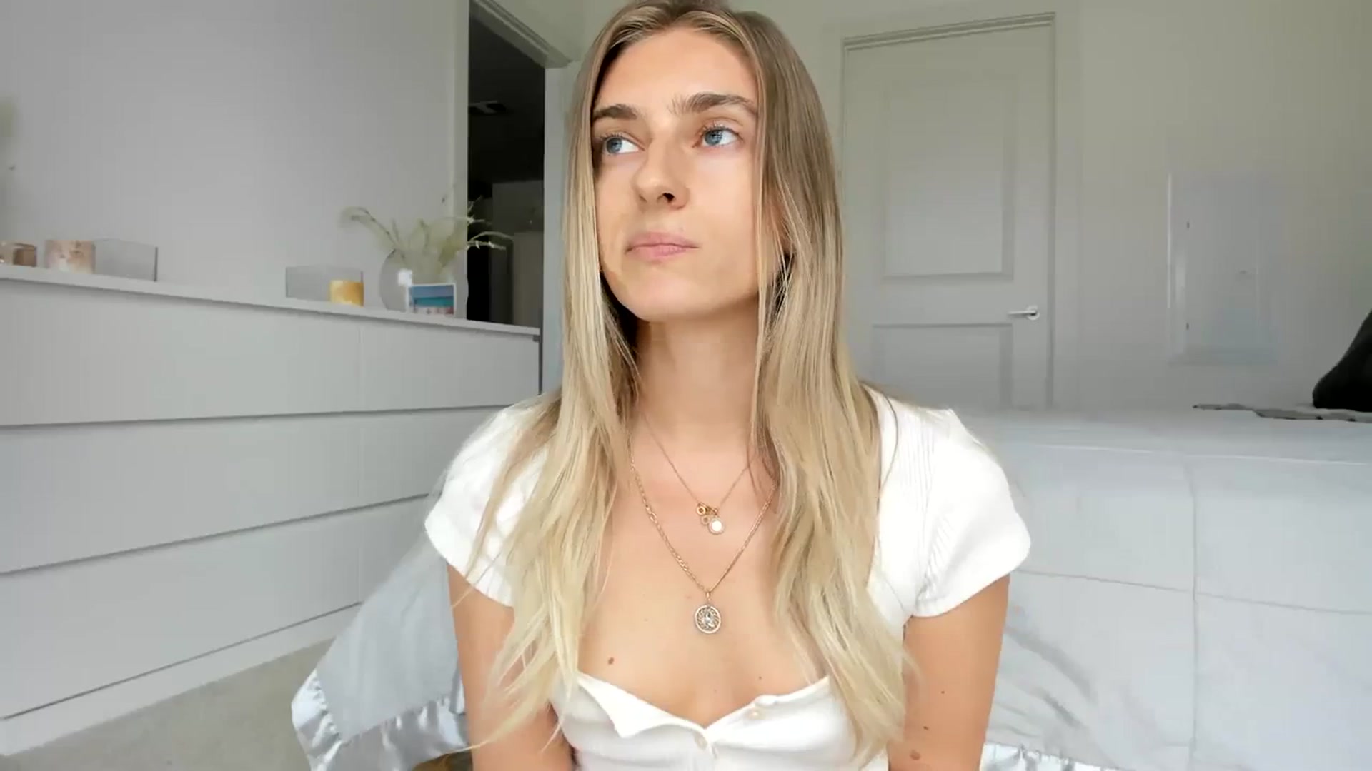 Gallery image thumbnail from Vodka_Queen's myfreecams stream on, 03/30/2024, 24:37 image 19 of 20