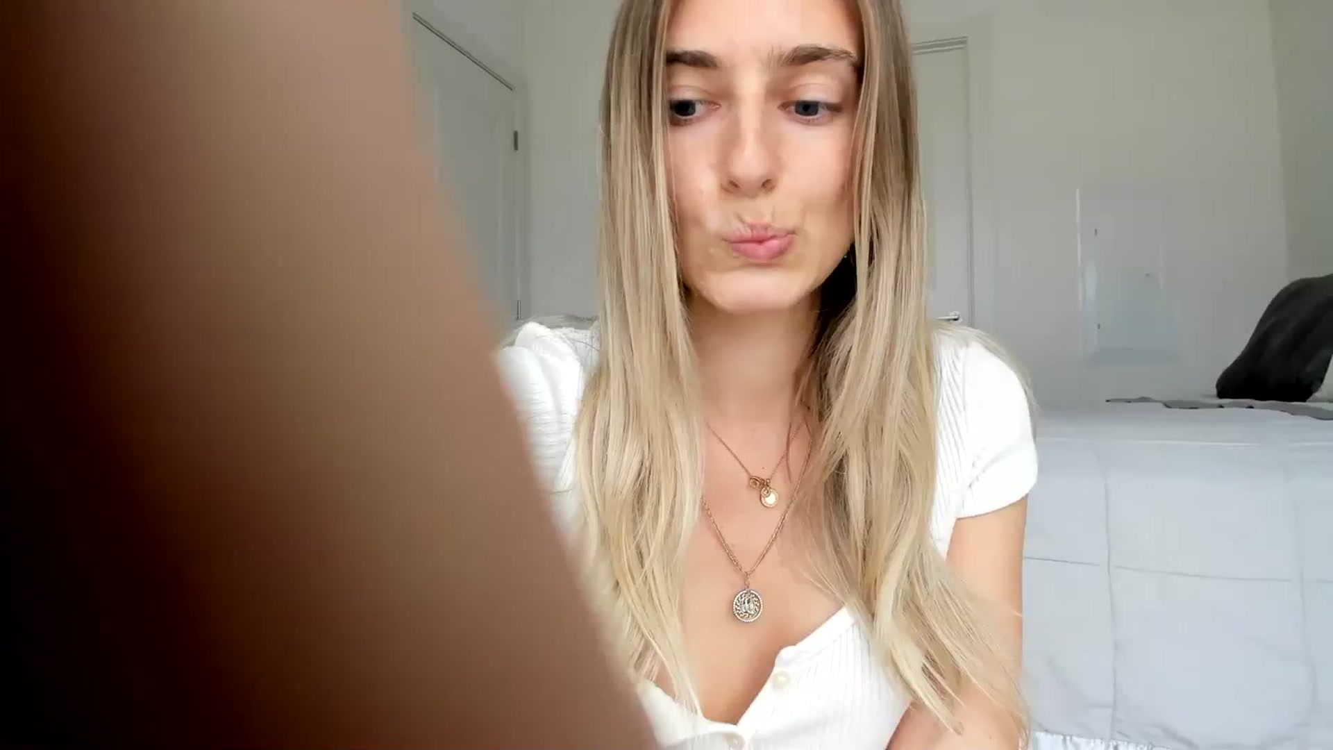 Gallery image thumbnail from Vodka_Queen's myfreecams stream on, 03/30/2024, 24:37 image 15 of 20