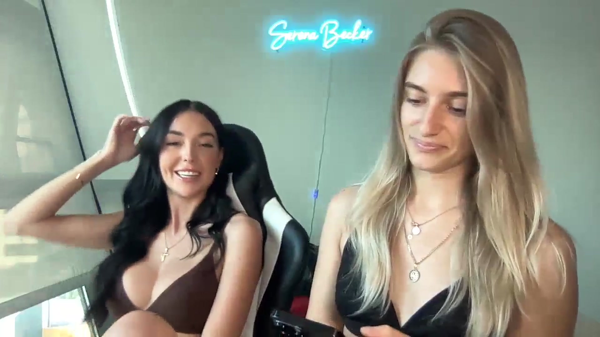 Gallery image thumbnail from Vodka_Queen's myfreecams stream on, 04/21/2024, 02:33 image 11 of 20