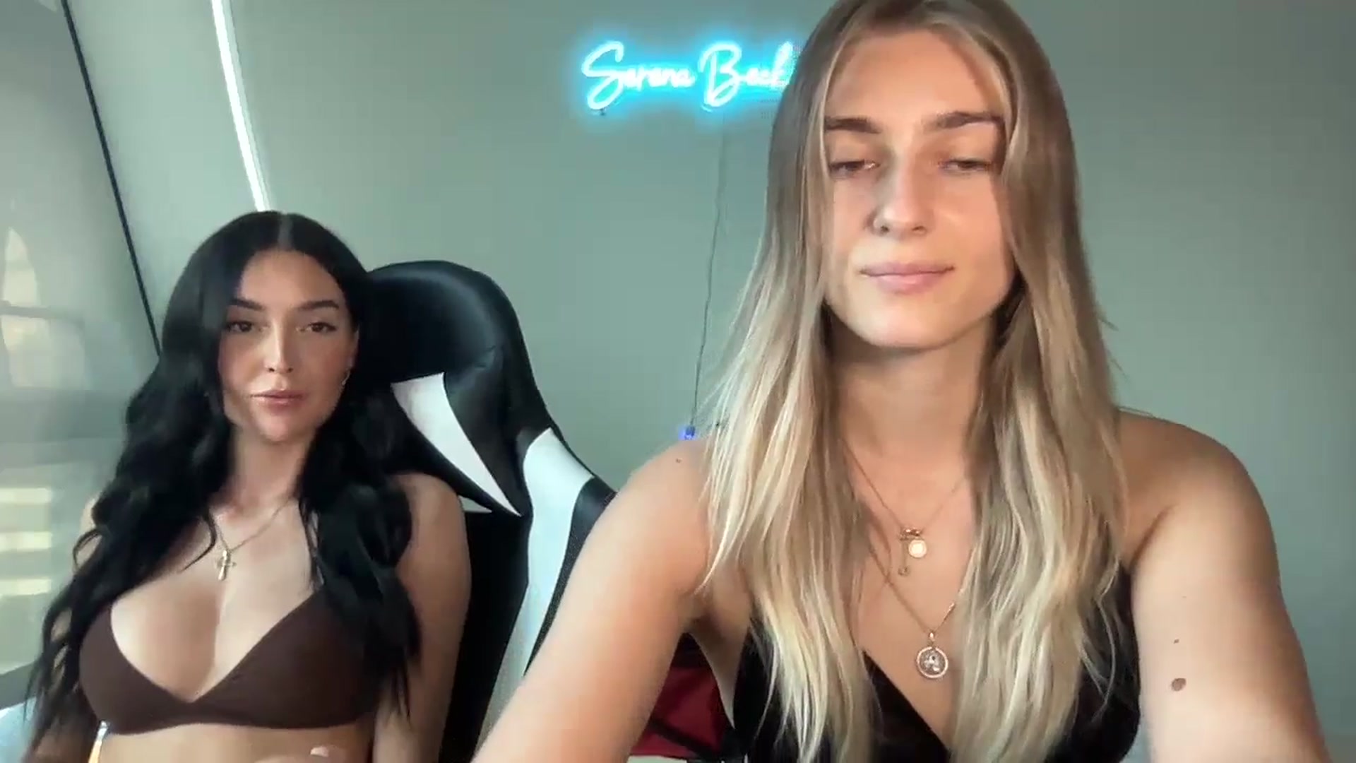 Gallery image thumbnail from Vodka_Queen's myfreecams stream on, 04/21/2024, 02:33 image 13 of 20
