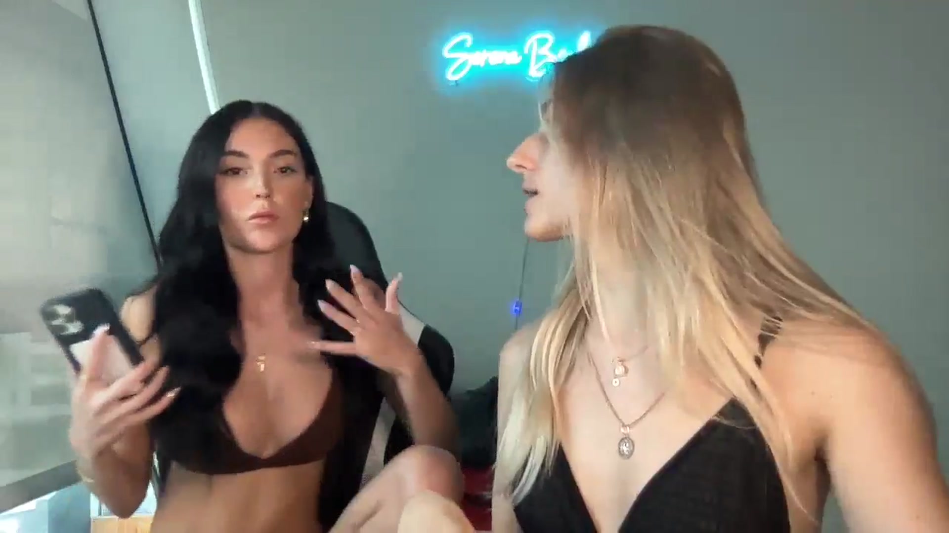 Gallery image thumbnail from Vodka_Queen's myfreecams stream on, 04/21/2024, 02:33 image 17 of 20