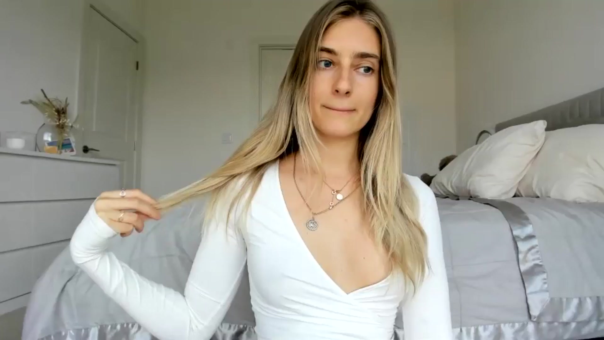 Gallery image thumbnail from Vodka_Queen's myfreecams stream on, 04/25/2024, 24:20 image 19 of 20