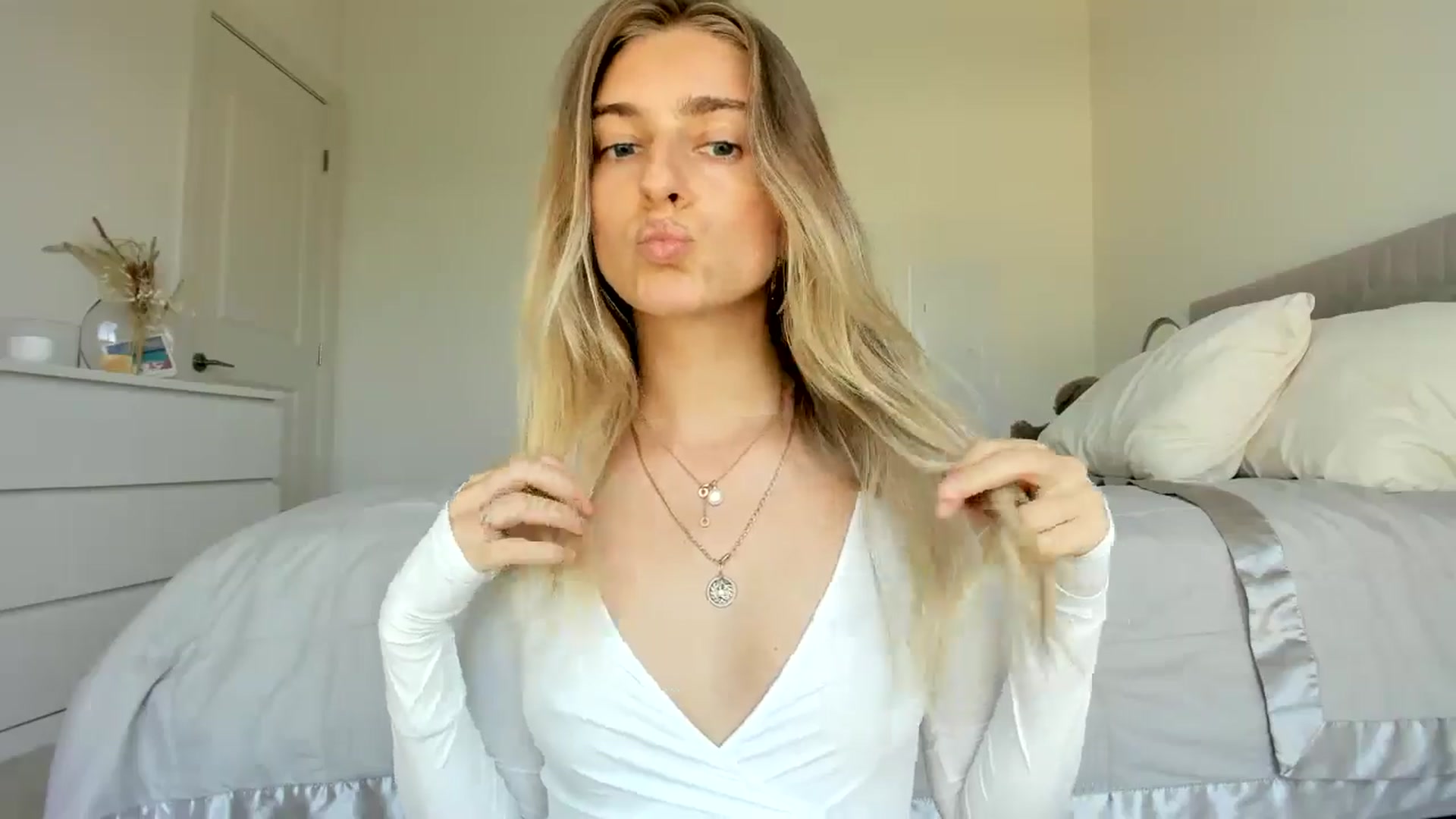 Gallery image thumbnail from Vodka_Queen's myfreecams stream on, 04/25/2024, 24:20 image 10 of 20