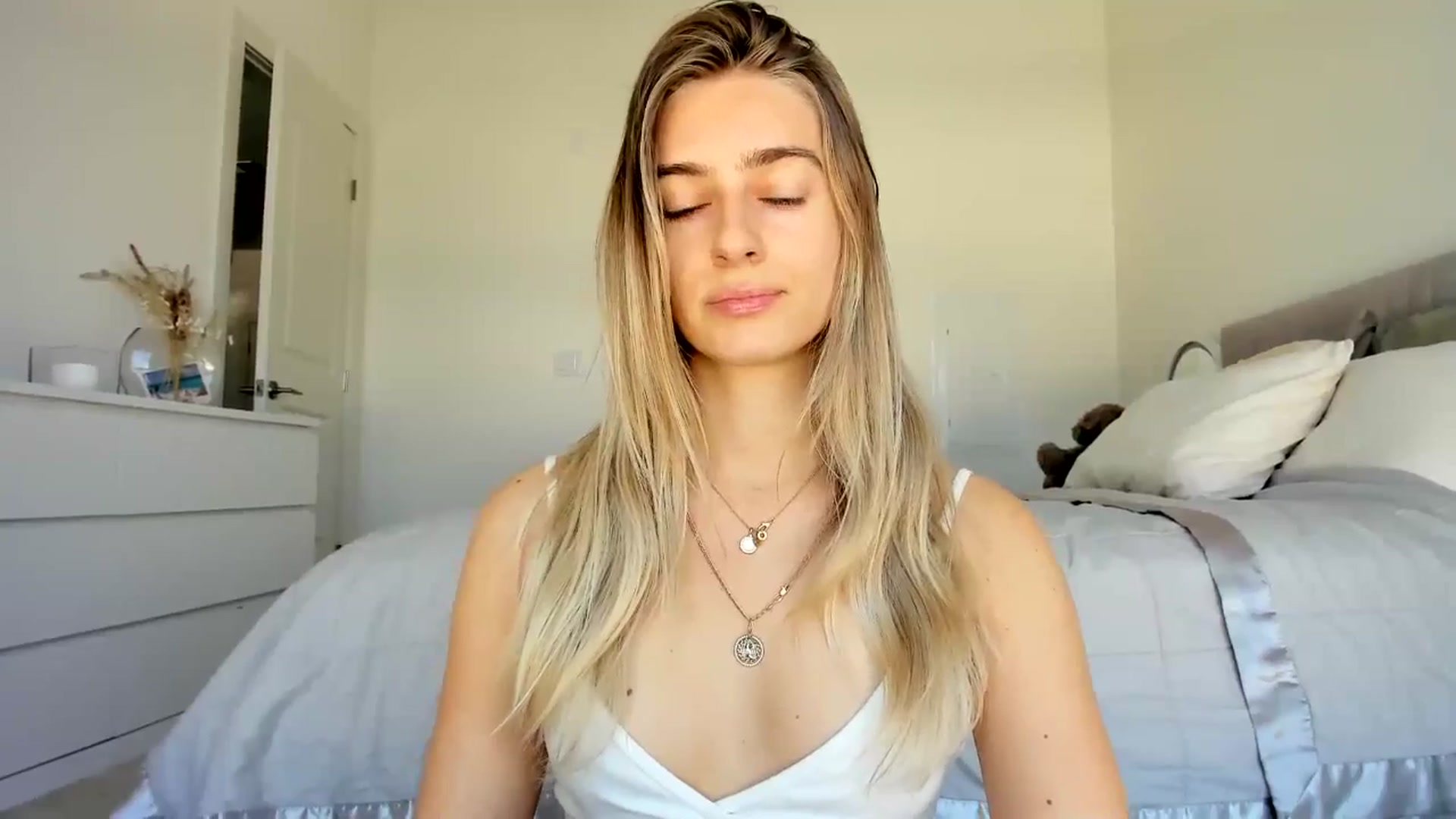 Gallery image thumbnail from Vodka_Queen's myfreecams stream on, 04/27/2024, 21:05 image 13 of 20