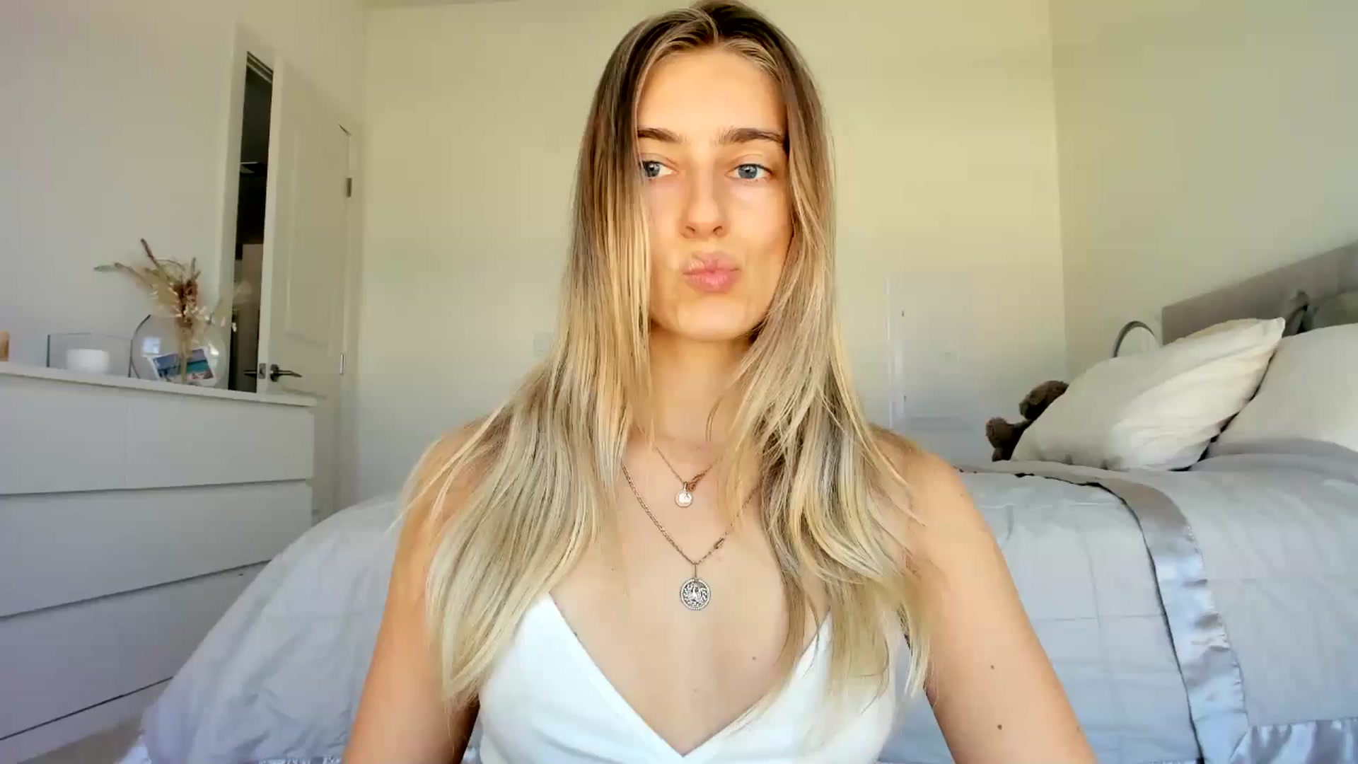 Gallery image thumbnail from Vodka_Queen's myfreecams stream on, 04/27/2024, 21:05 image 16 of 20