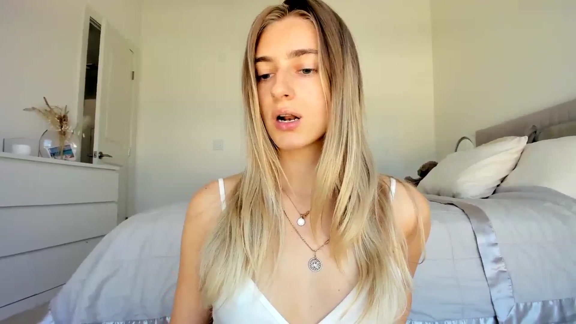 Gallery image thumbnail from Vodka_Queen's myfreecams stream on, 04/27/2024, 21:05 image 12 of 20