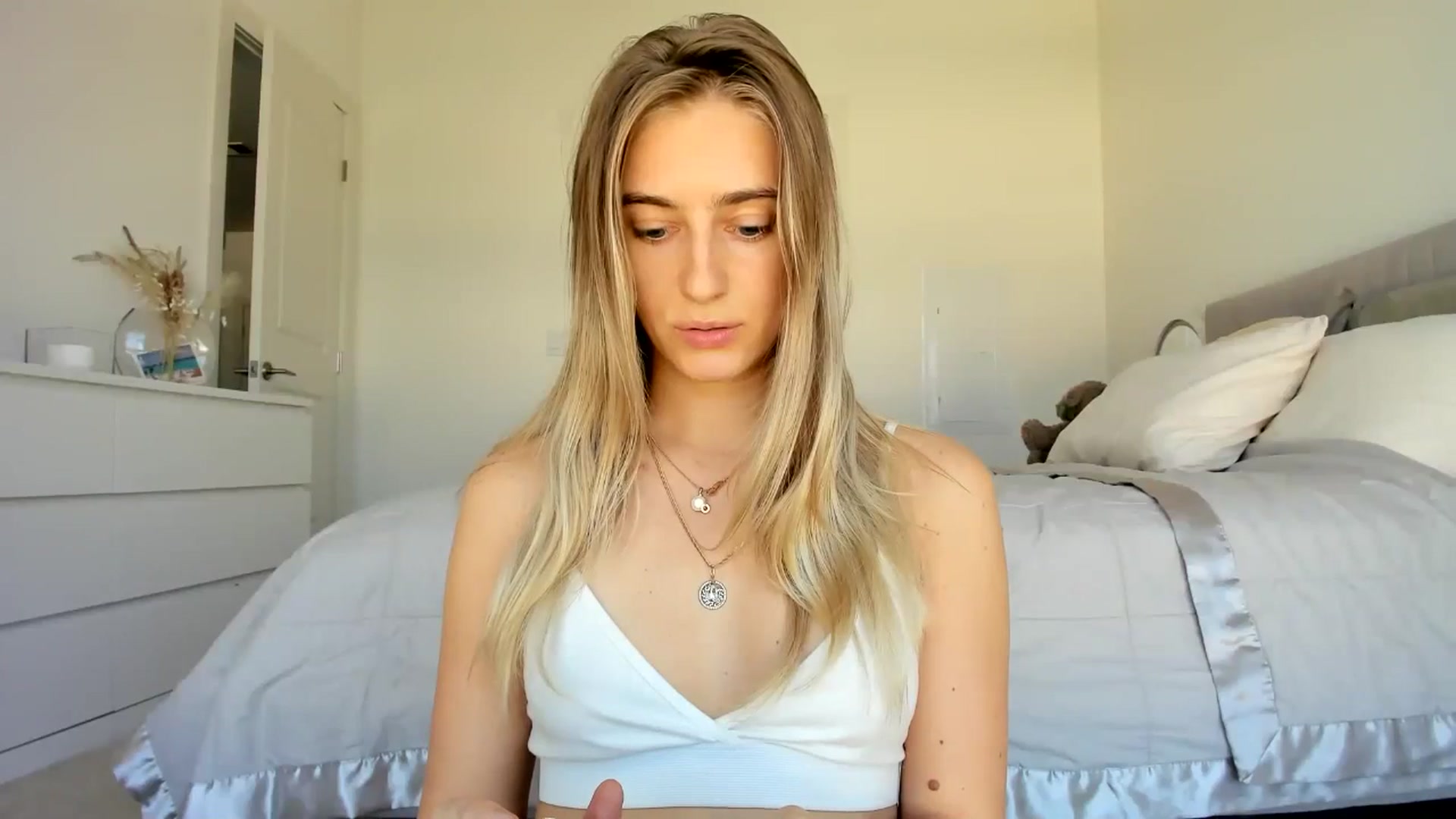 Gallery image thumbnail from Vodka_Queen's myfreecams stream on, 04/27/2024, 21:39 image 8 of 20