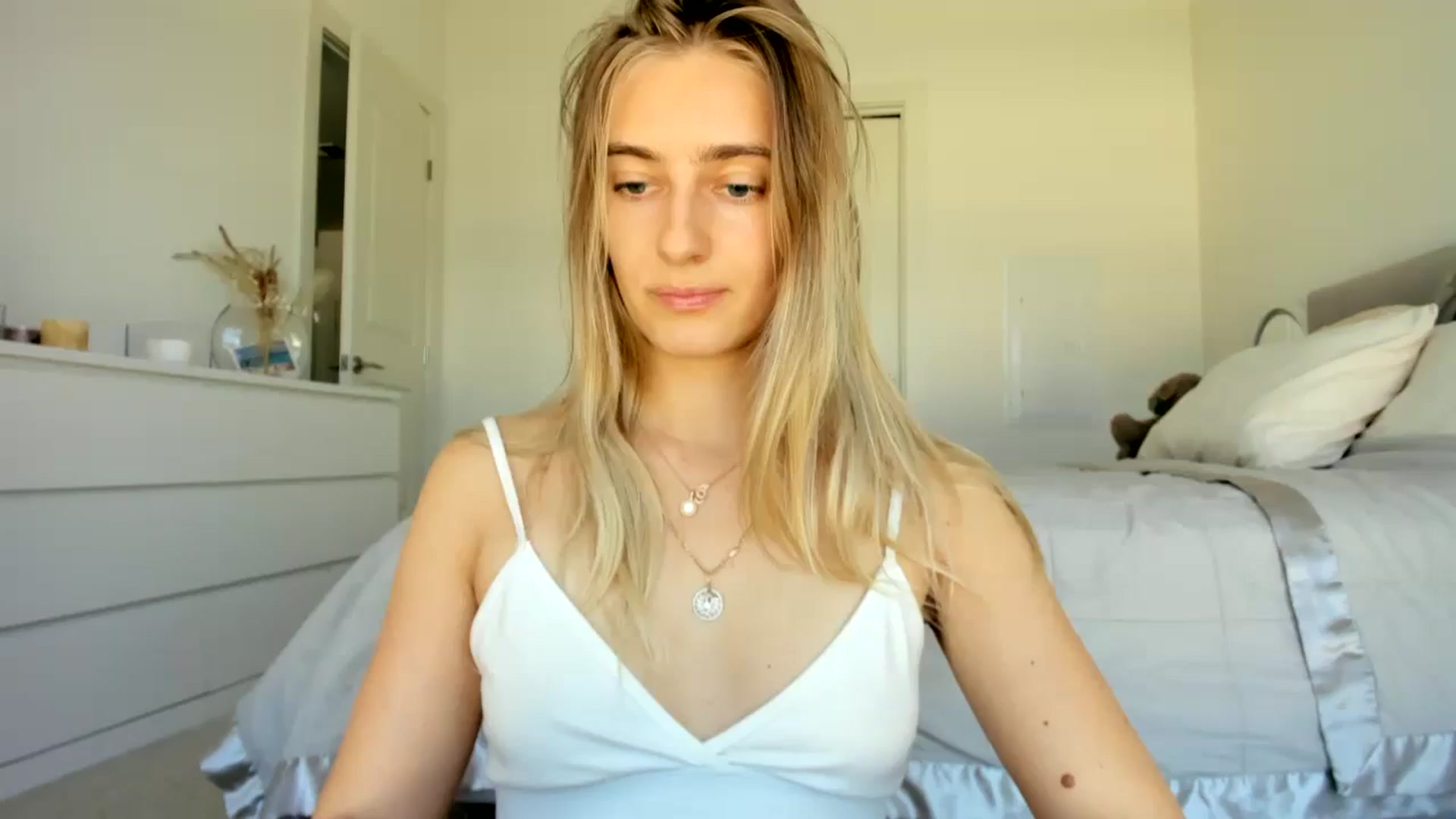 Gallery image thumbnail from Vodka_Queen's myfreecams stream on, 04/27/2024, 21:39 image 1 of 20