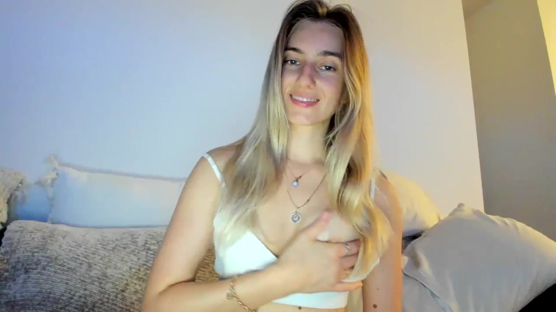 Gallery image thumbnail from Vodka_Queen's myfreecams stream on, 04/28/2024, 06:07 image 15 of 20