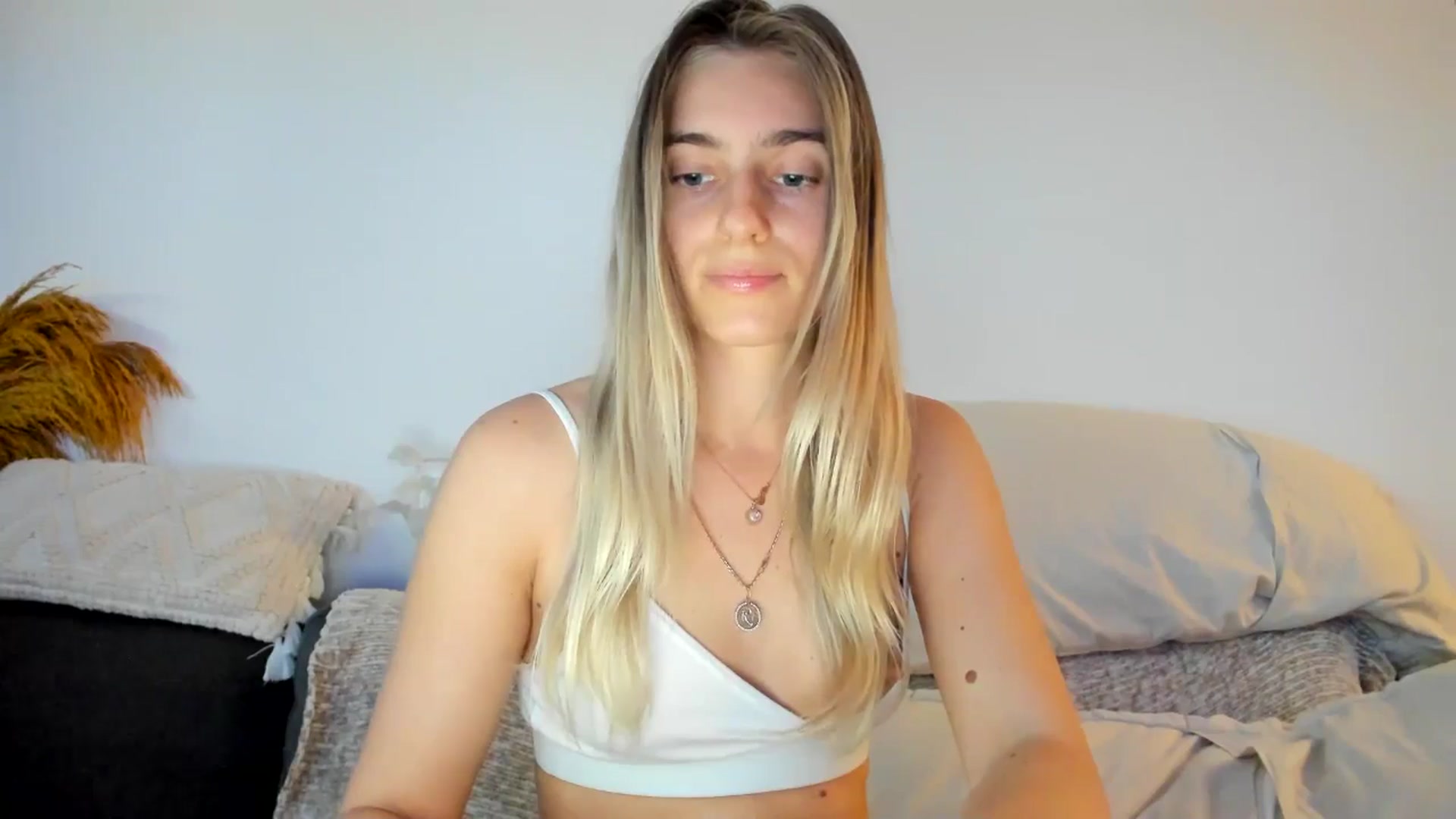 Gallery image thumbnail from Vodka_Queen's myfreecams stream on, 04/28/2024, 06:07 image 7 of 20