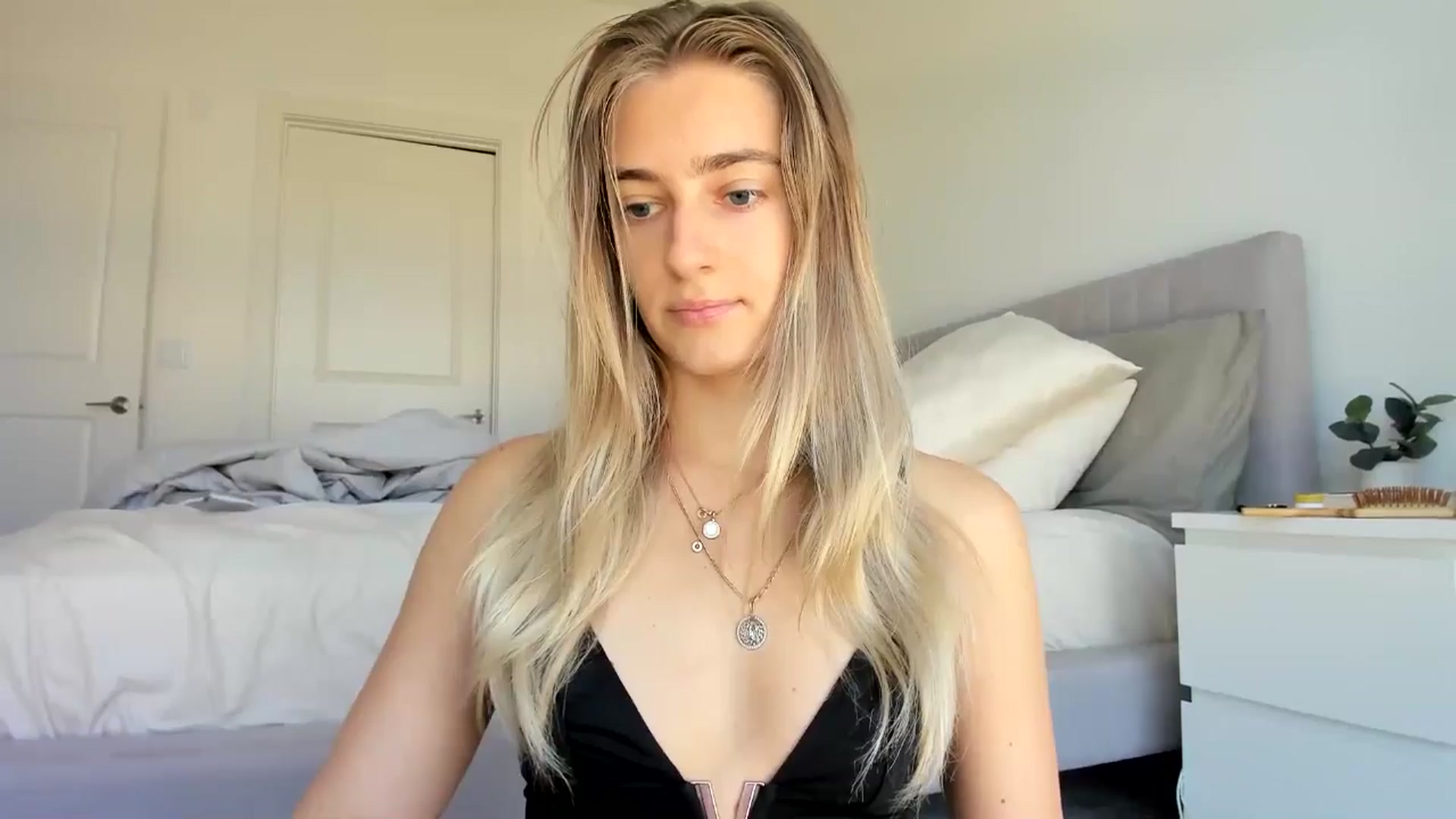 Gallery image thumbnail from Vodka_Queen's myfreecams stream on, 04/28/2024, 17:53 image 9 of 20