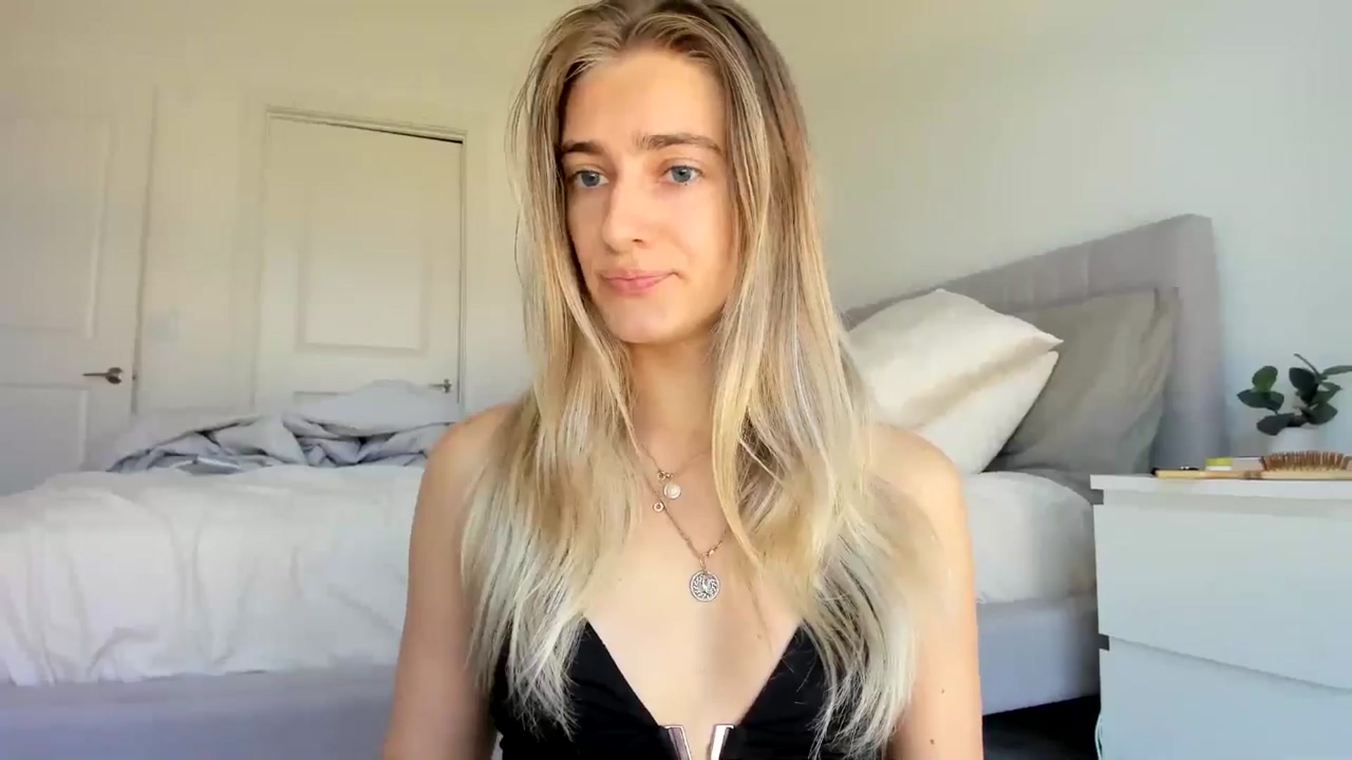 Gallery image thumbnail from Vodka_Queen's myfreecams stream on, 04/28/2024, 17:53 image 10 of 20
