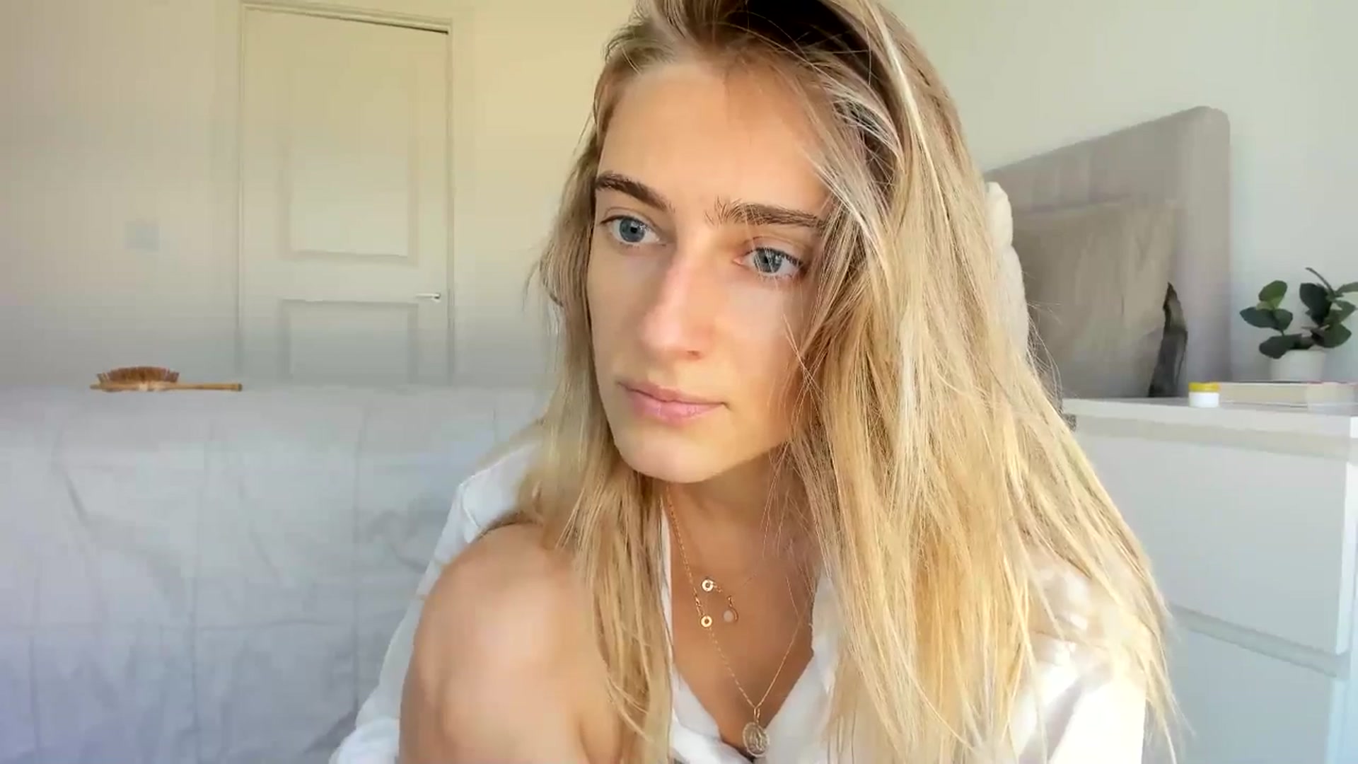 Gallery image thumbnail from Vodka_Queen's myfreecams stream on, 04/28/2024, 22:05 image 16 of 20