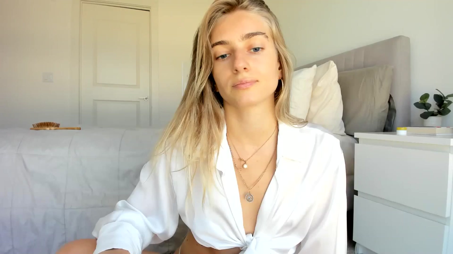 Gallery image thumbnail from Vodka_Queen's myfreecams stream on, 04/28/2024, 22:05 image 13 of 20