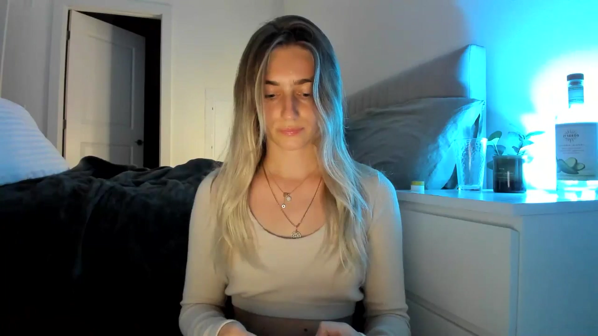 Gallery image thumbnail from Vodka_Queen's myfreecams stream on, 05/08/2024, 04:44 image 16 of 20