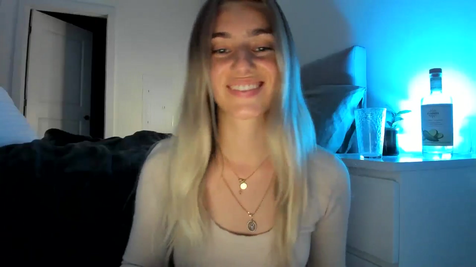 Gallery image thumbnail from Vodka_Queen's myfreecams stream on, 05/08/2024, 04:44 image 13 of 20