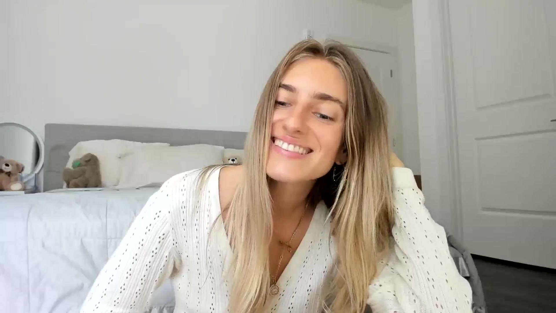 Gallery image thumbnail from Vodka_Queen's myfreecams stream on, 05/26/2024, 23:01 image 15 of 20