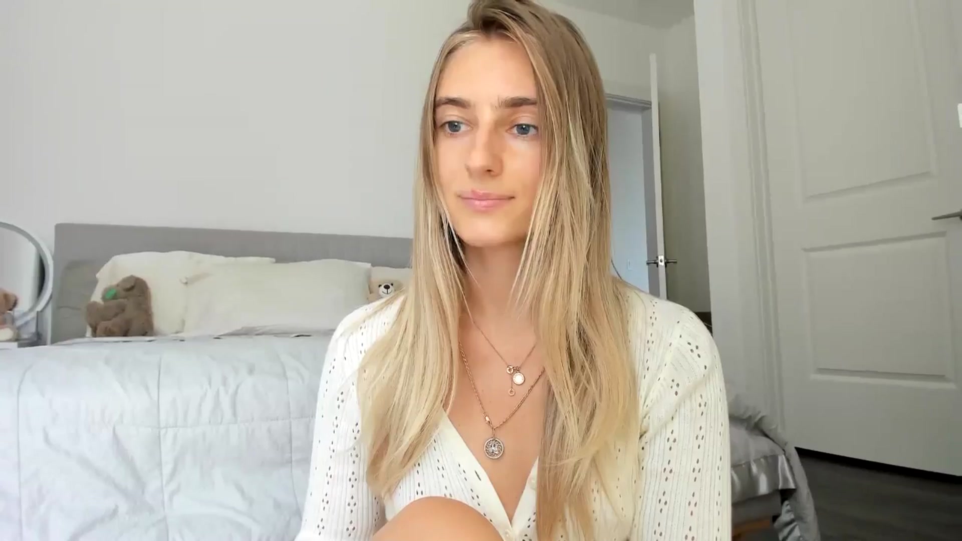 Gallery image thumbnail from Vodka_Queen's myfreecams stream on, 05/26/2024, 23:01 image 19 of 20