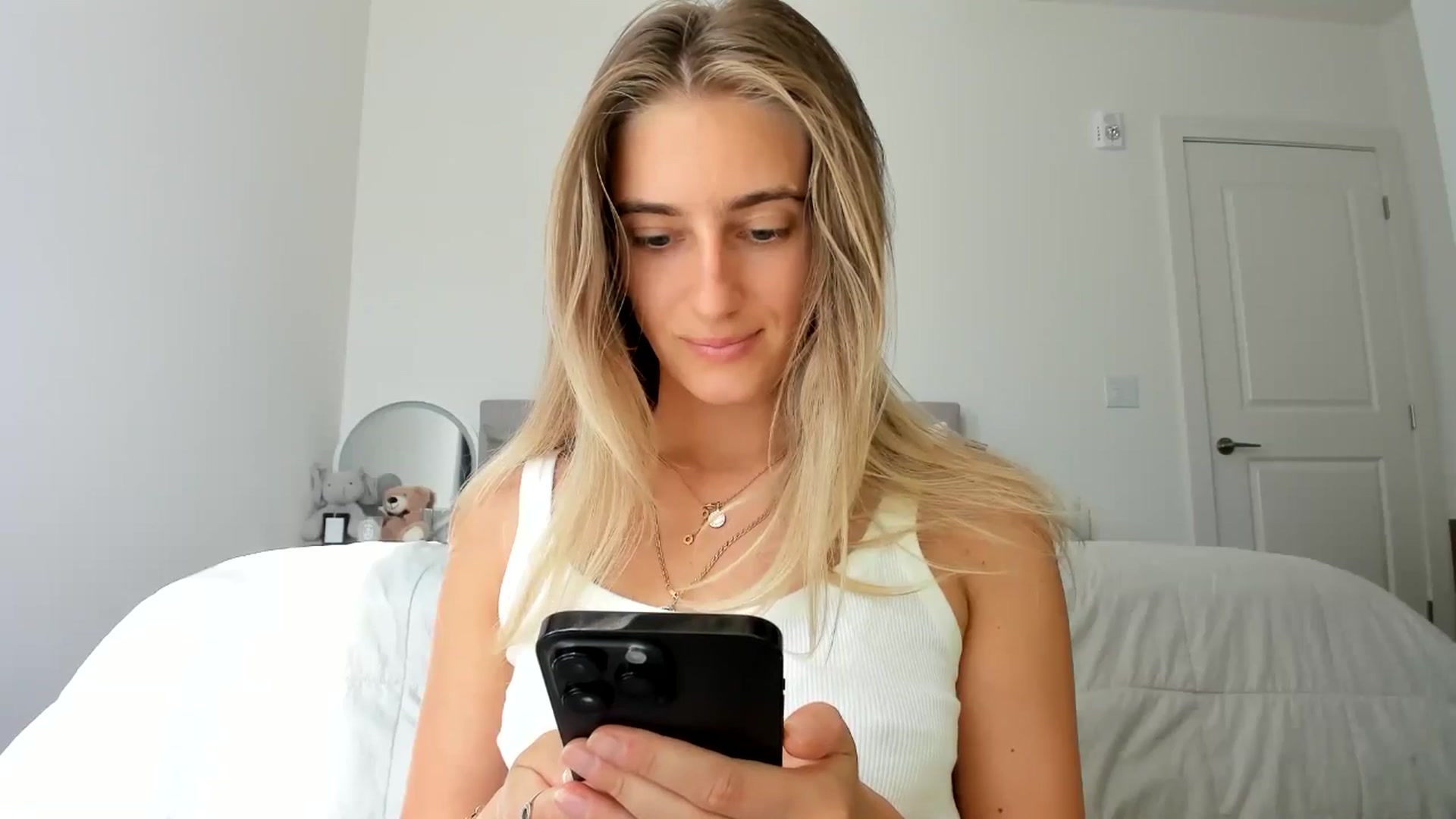 Gallery image thumbnail from Vodka_Queen's myfreecams stream on, 06/06/2024, 24:02 image 8 of 20