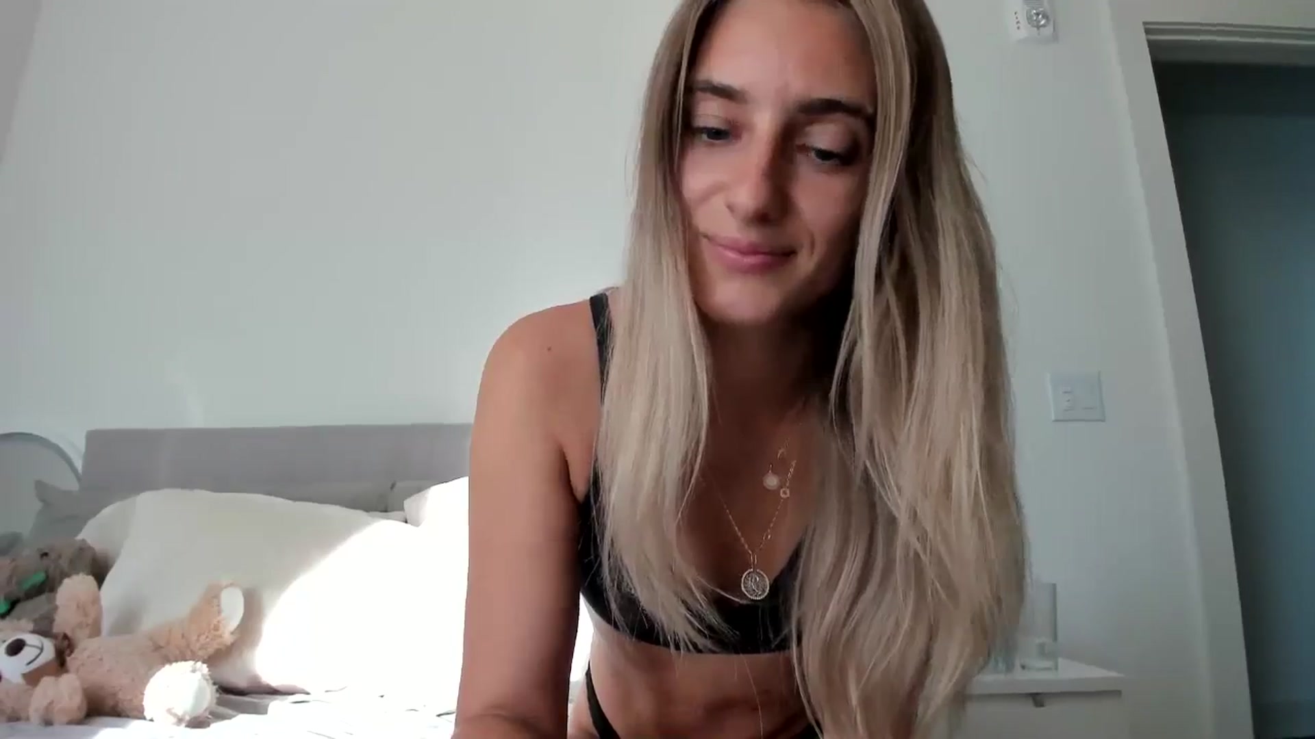 Gallery image thumbnail from Vodka_Queen's myfreecams stream on, 06/09/2024, 02:07 image 15 of 20