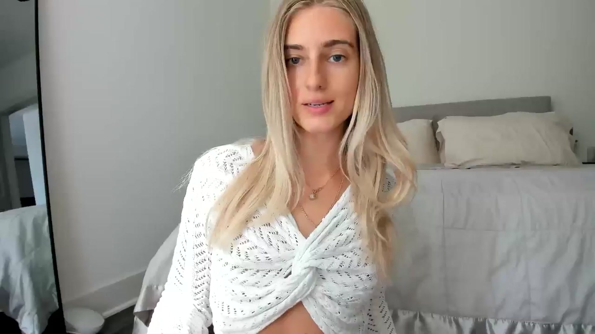 Gallery image thumbnail from Vodka_Queen's myfreecams stream on, 06/14/2024, 24:32 image 11 of 20