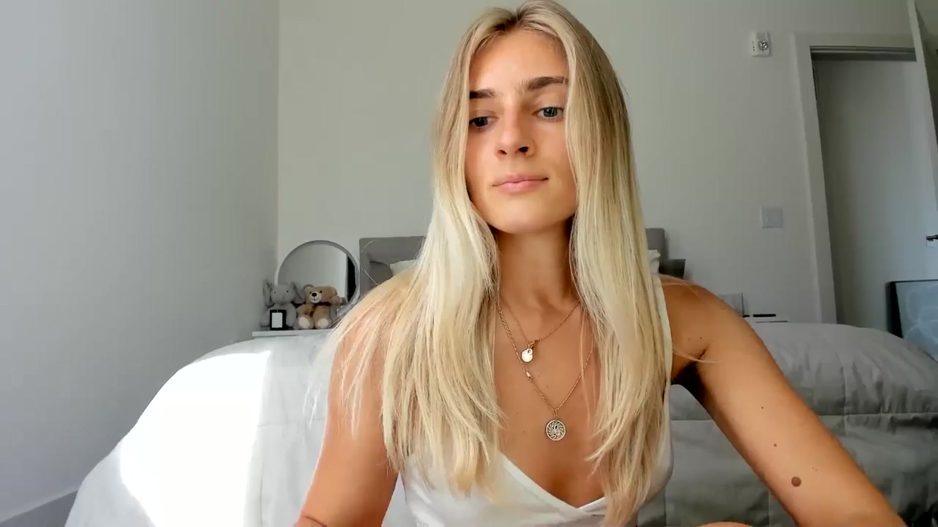 Gallery image thumbnail from Vodka_Queen's myfreecams stream on, 06/16/2024, 24:03 image 2 of 20